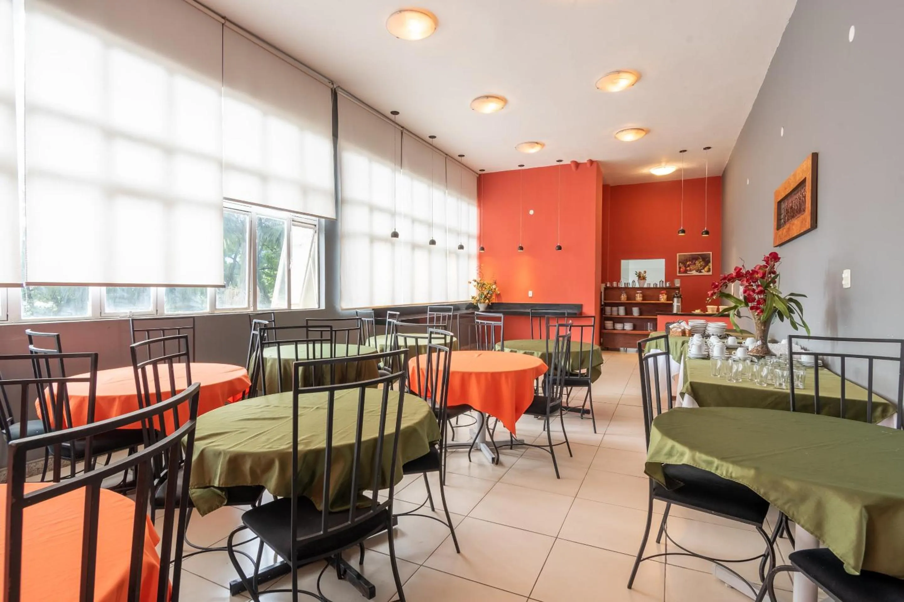 Dining area in OYO Hotel L'Espace - Jaraguá Belo Horizonte