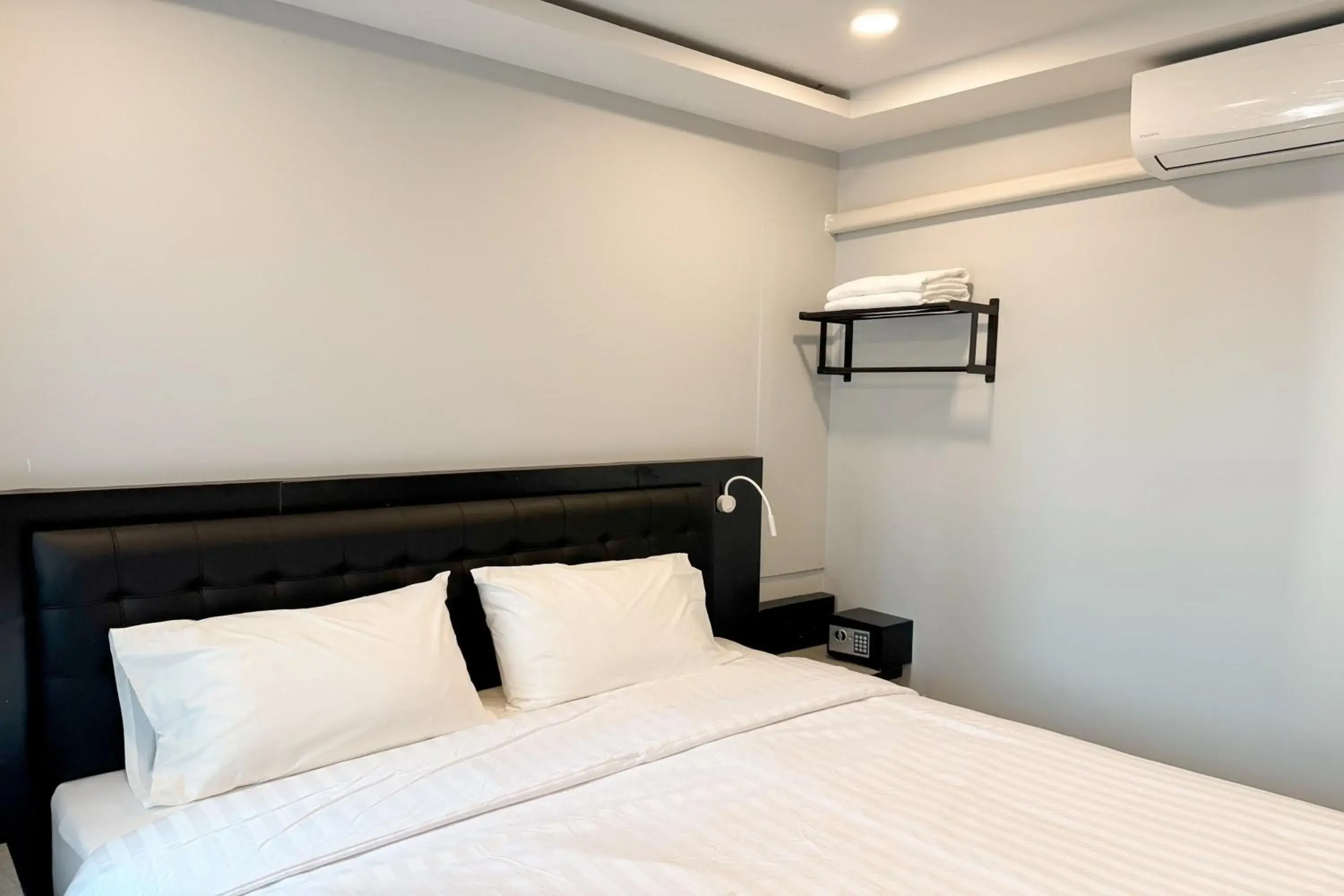 Bedroom, Bed in Smith Hotel Bedroom, Bed in Smith Hotel