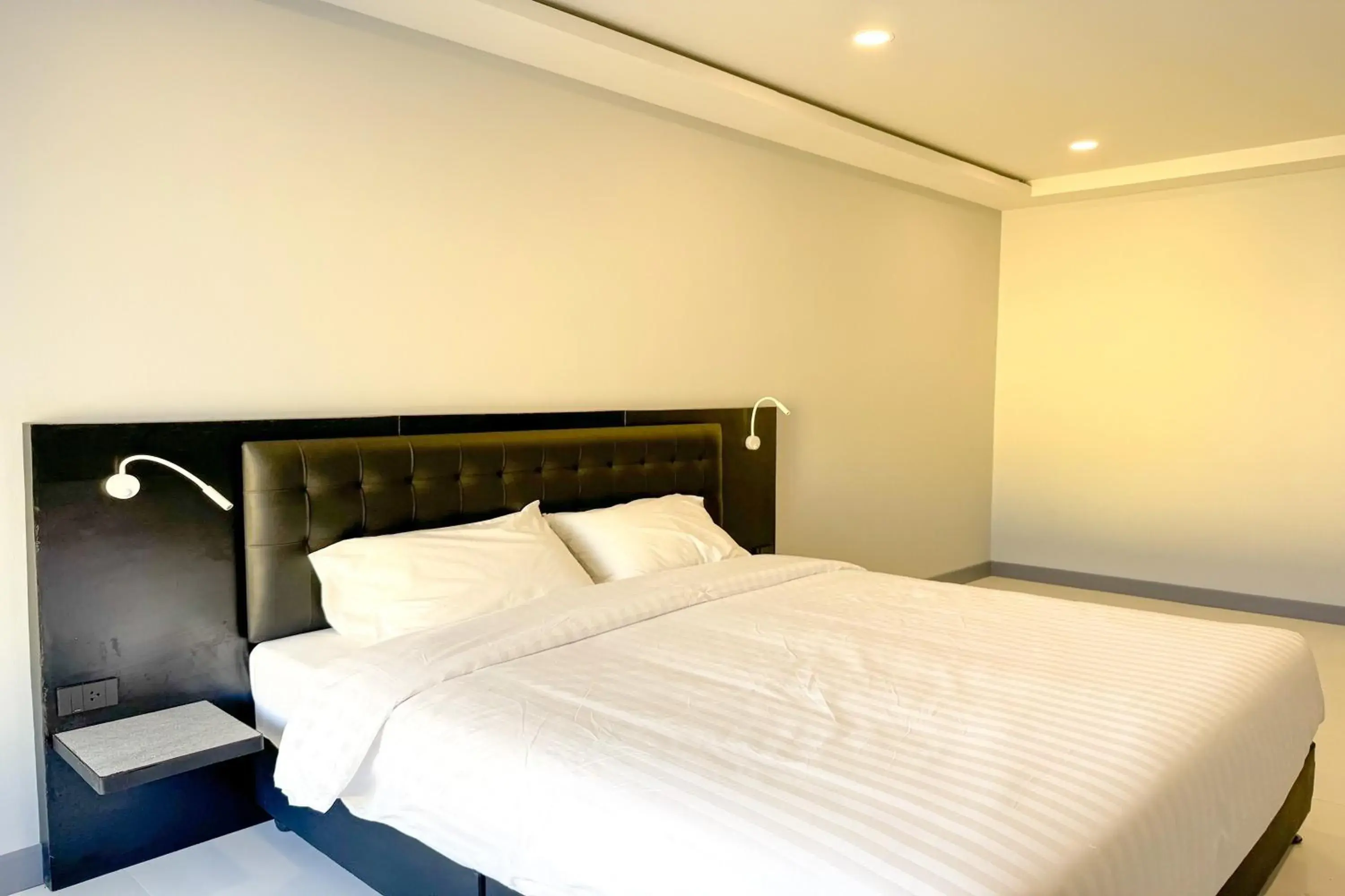 Deluxe King Room in Smith Hotel Deluxe King Room in Smith Hotel