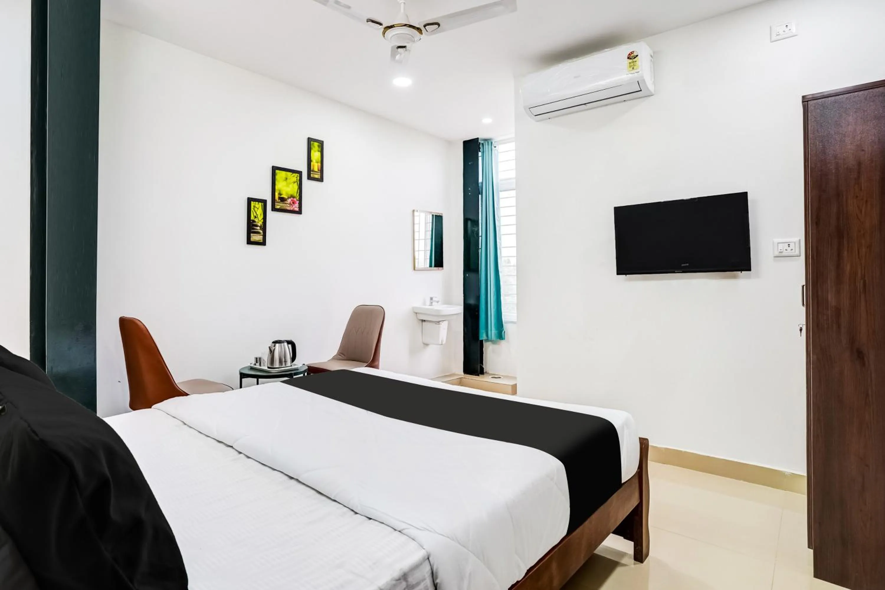 Bedroom, Bed in Hotel O HMR Inn