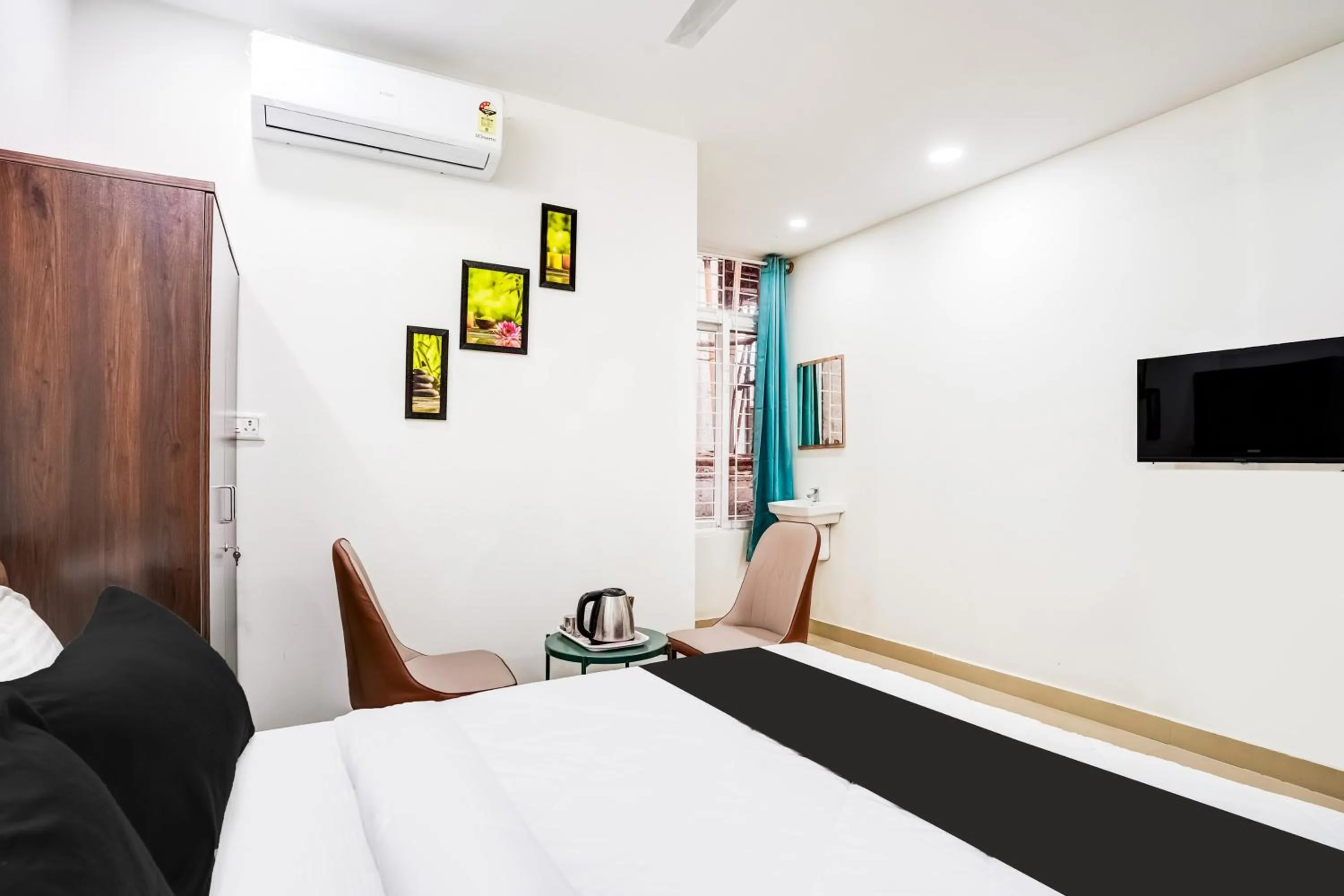 Bedroom, Bed in Super Hotel O HMR Inn