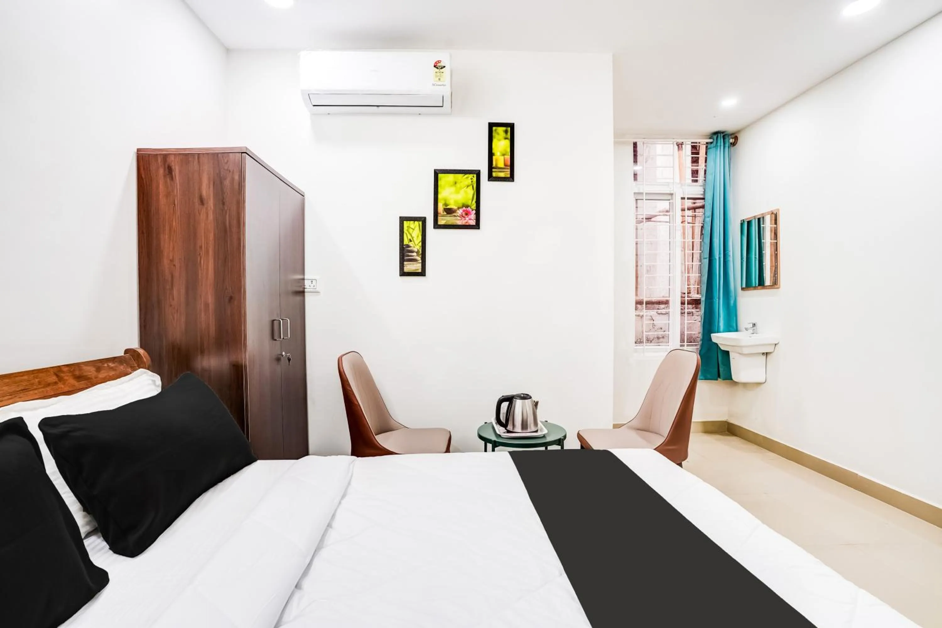 Bedroom, Bed in Super Hotel O HMR Inn