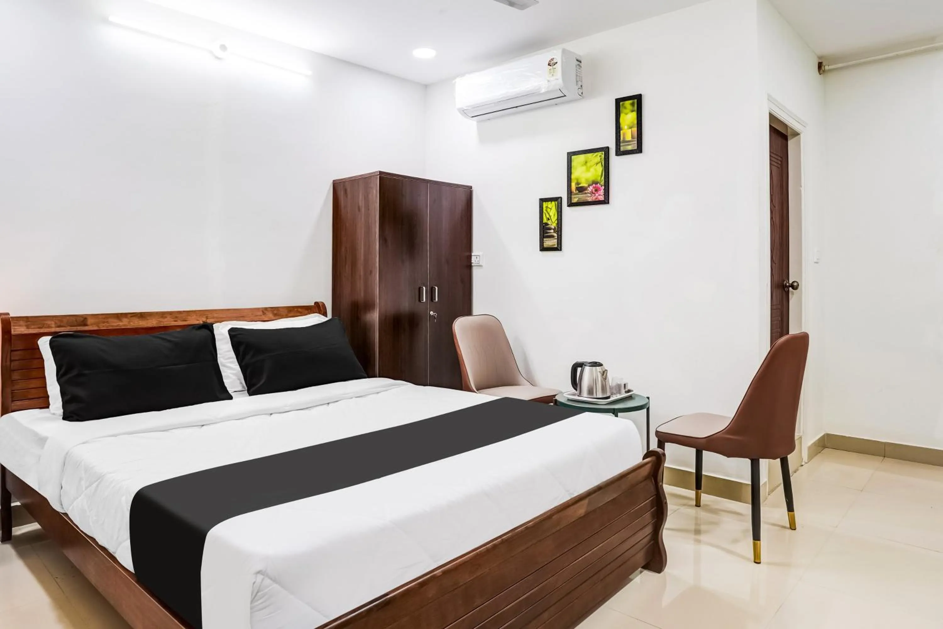 Bedroom, Bed in Super Hotel O HMR Inn