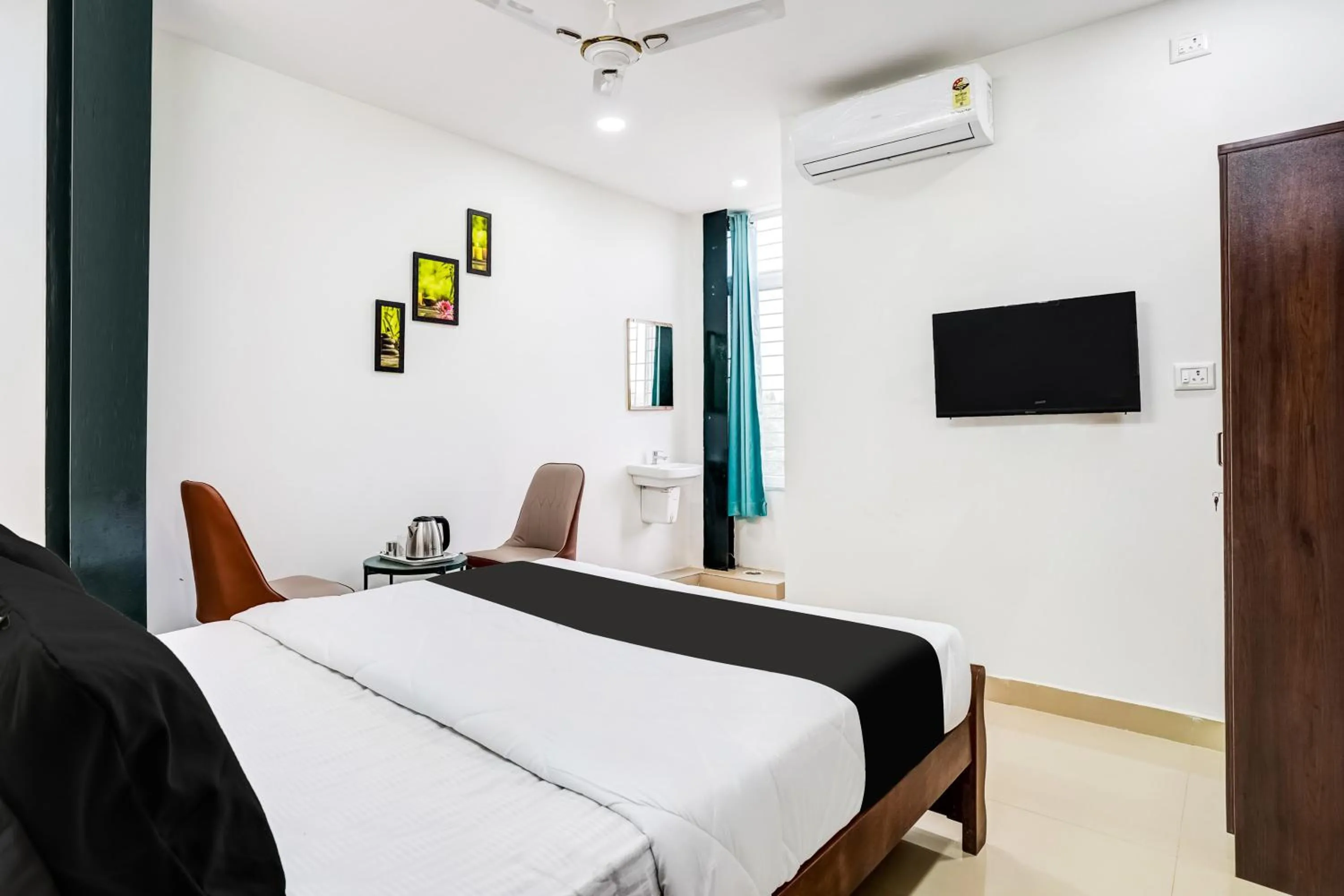 Bedroom, Bed in Super Hotel O HMR Inn