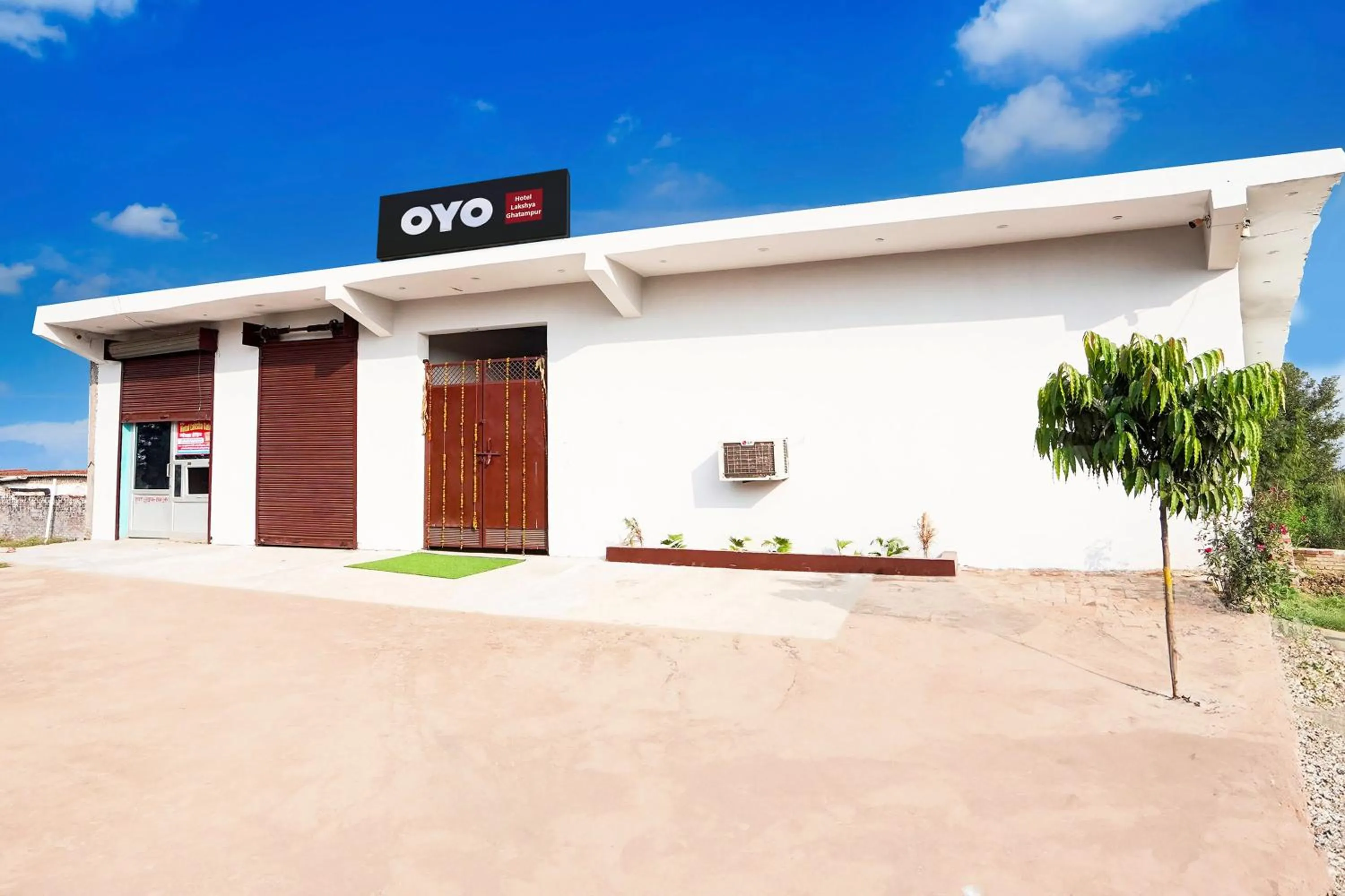 Facade/entrance in SPOT ON by OYO Hotel Lakshya Ghatampur