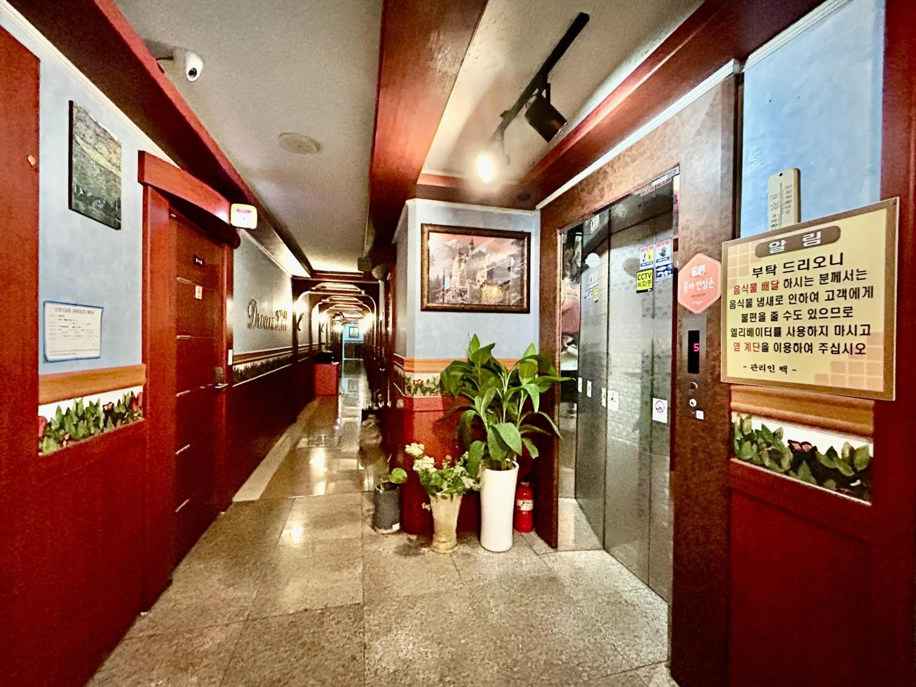 elevator in Dreamhill motel