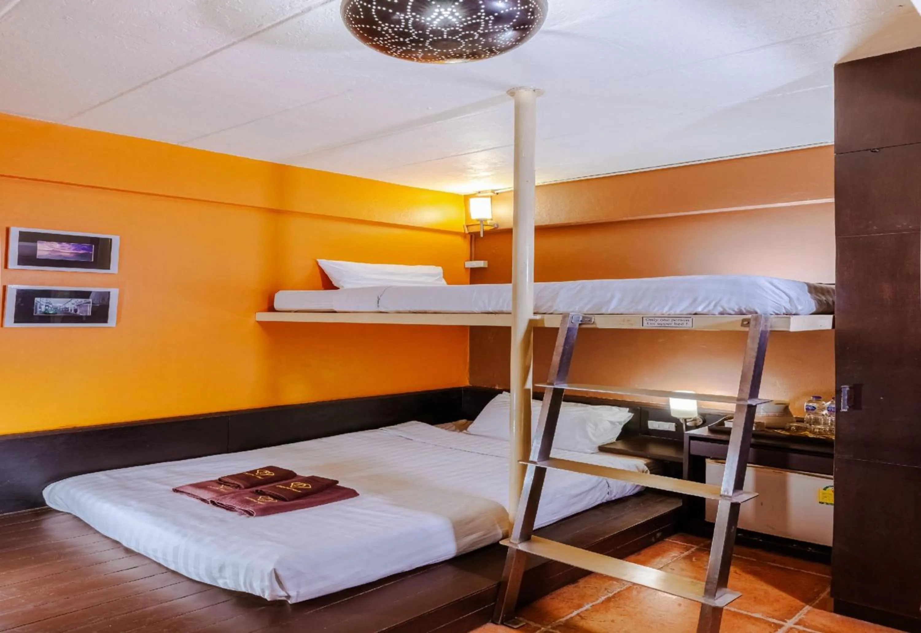 Photo of the whole room, Bed in Collection O Diamond House Khaosan