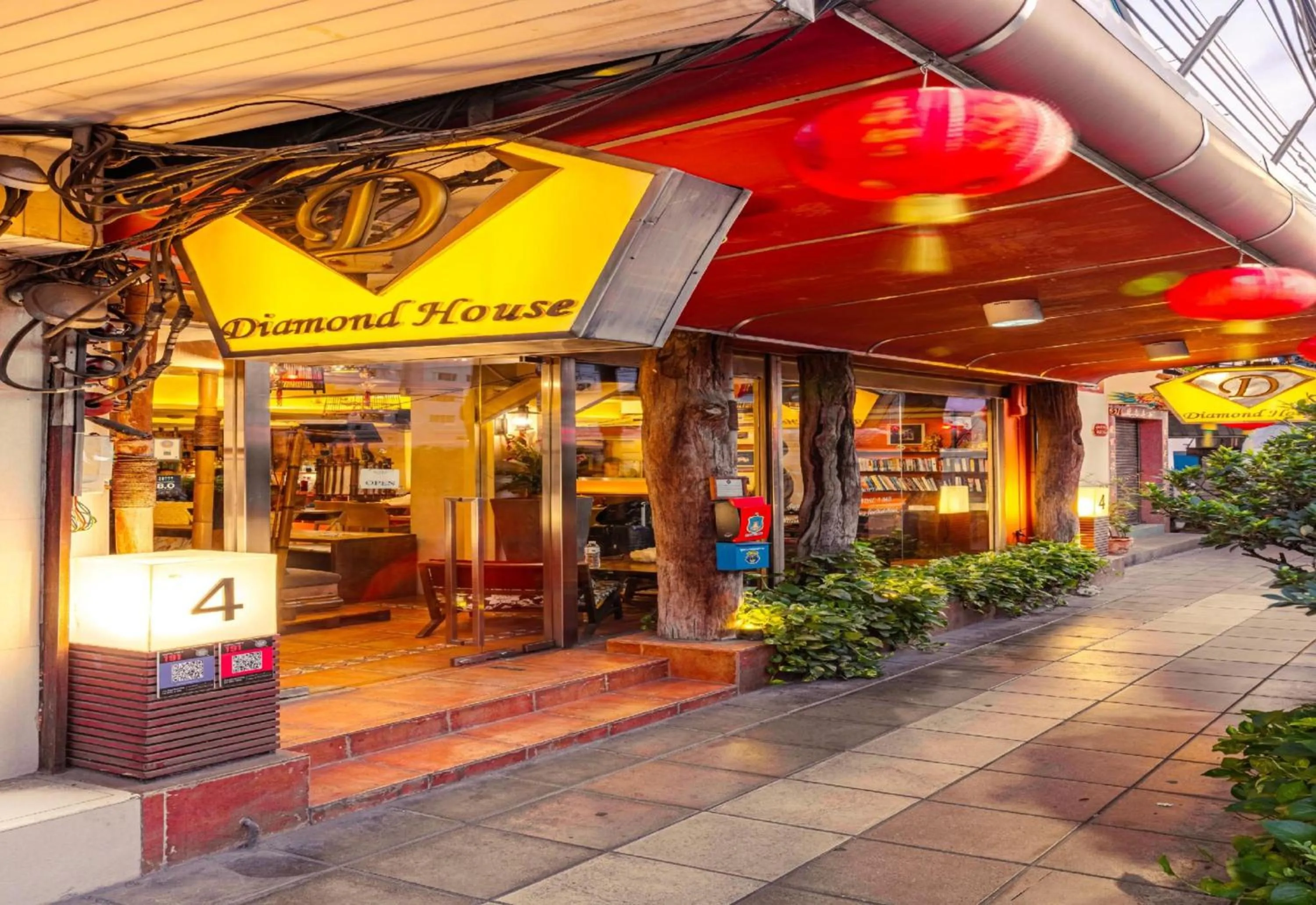 Restaurant/places to eat in Collection O Diamond House Khaosan