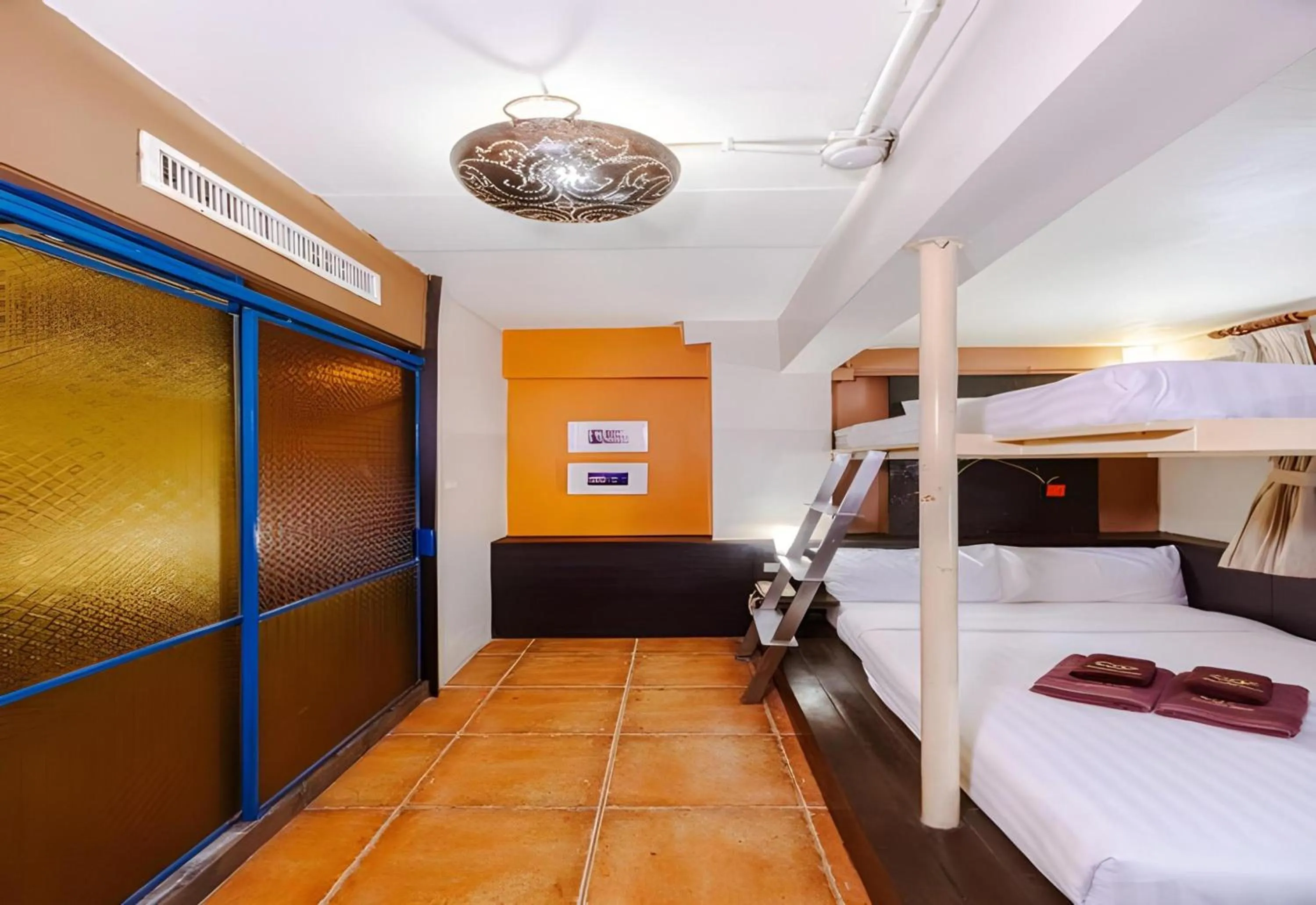 Photo of the whole room, Bed in Collection O Diamond House Khaosan