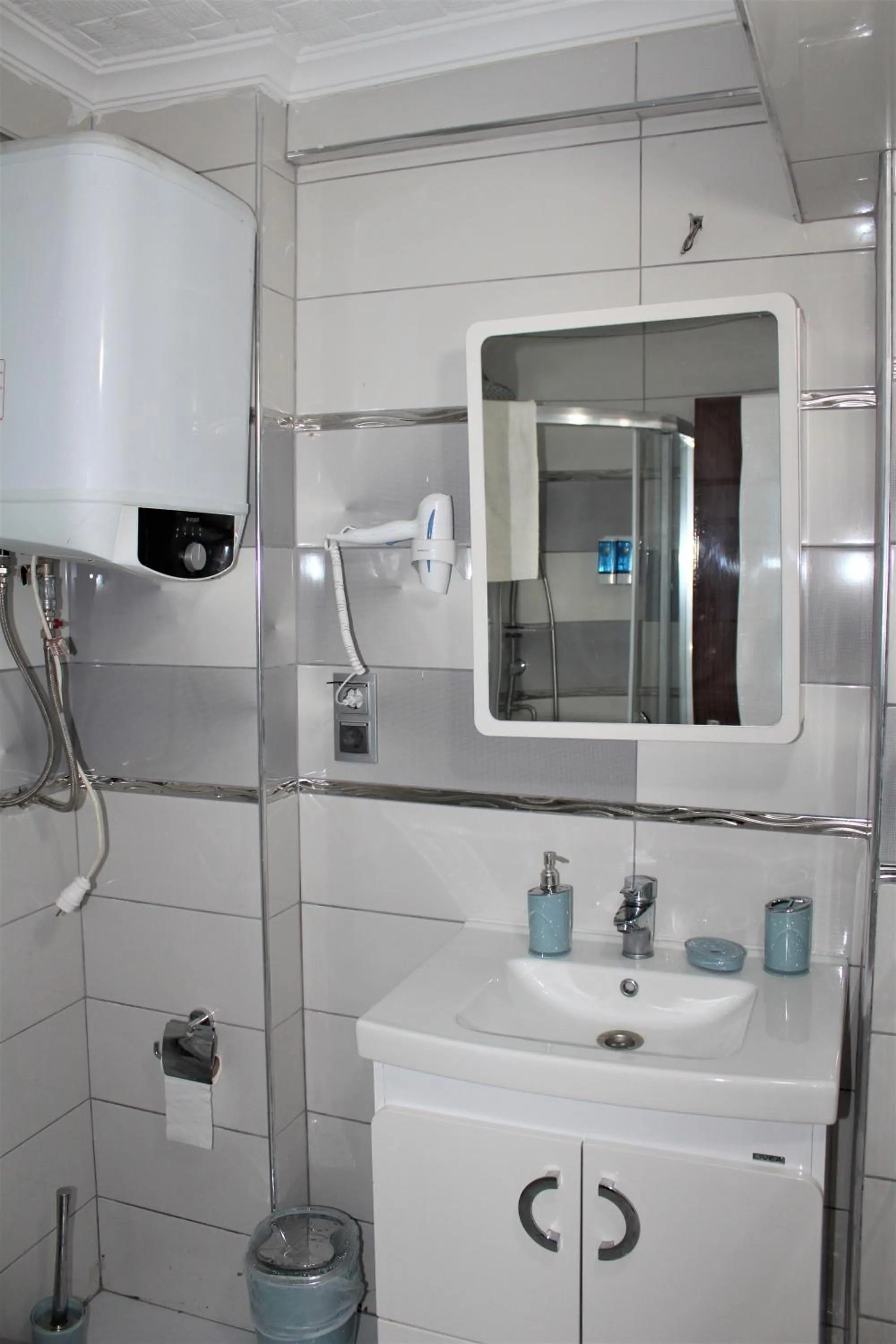 Shower in Mavi Restaurant & Apartments 1