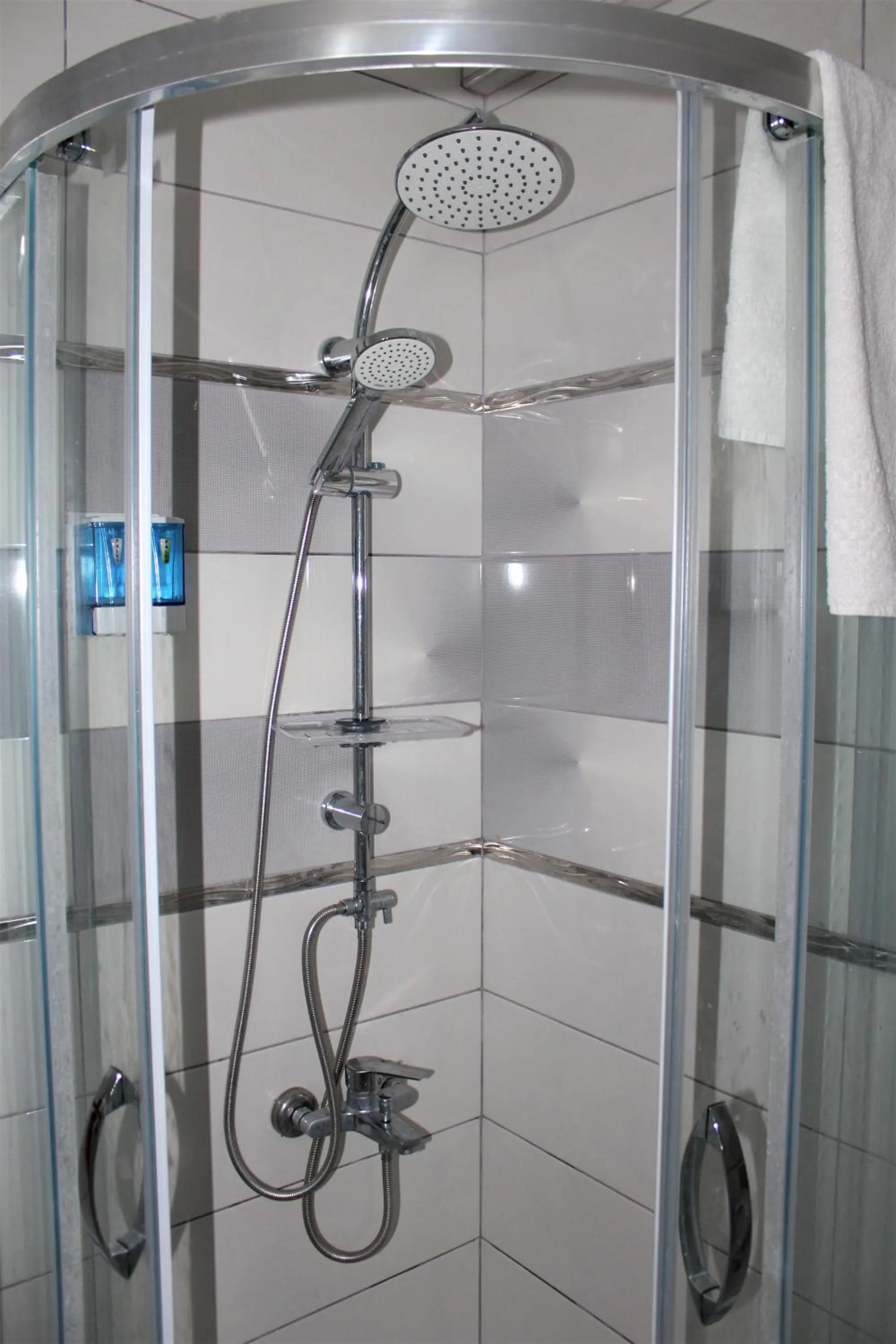 Shower in Mavi Restaurant & Apartments 1