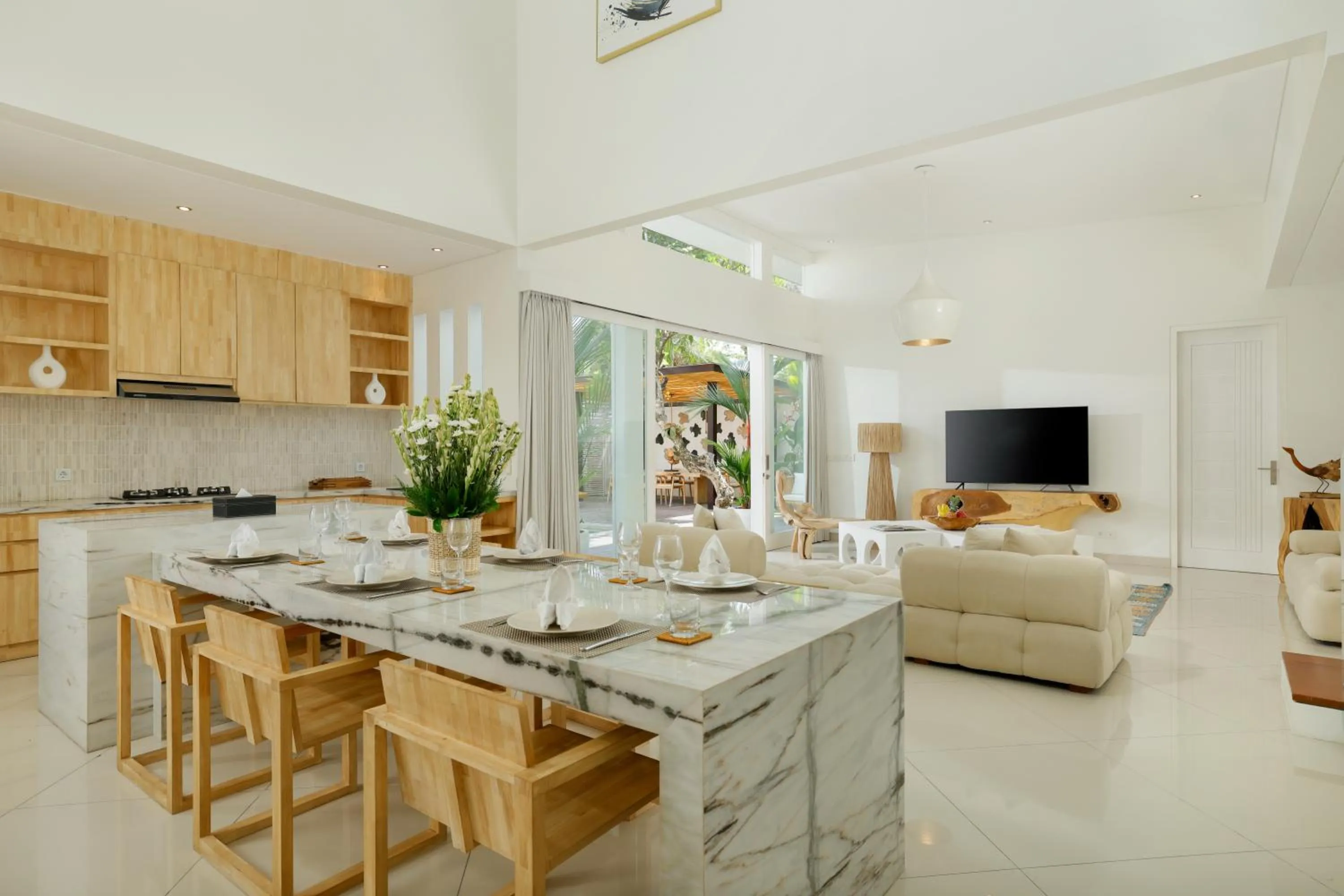 Dining area in The Suar Sanur by Nakula