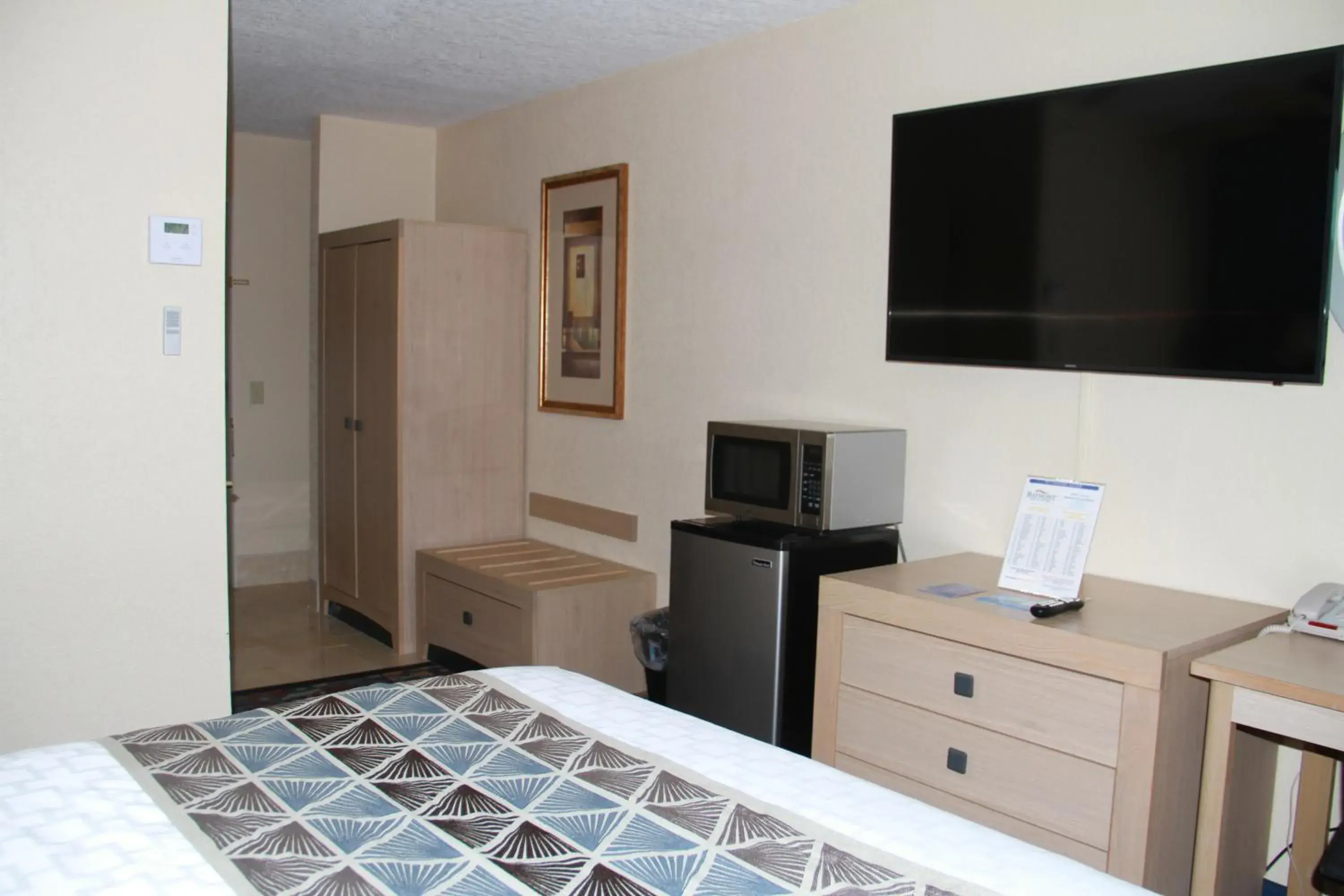 Communal lounge/ TV room, Bed in Baymont by Wyndham Stevens Point Communal lounge/ TV room, Bed in Baymont by Wyndham Stevens Point