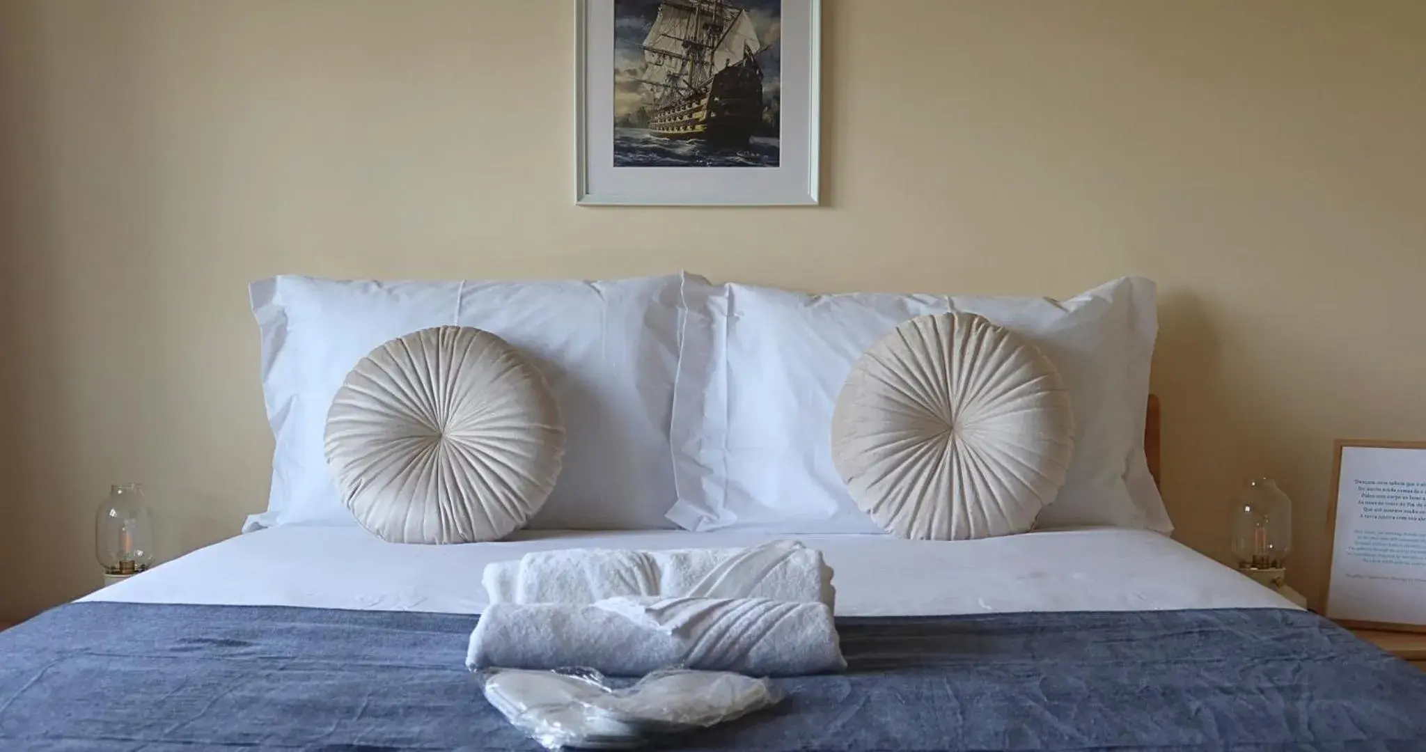 Deluxe Double Room with Shower in Art 4 You Carcavelos Suites Deluxe Double Room with Shower in Art 4 You Carcavelos Suites