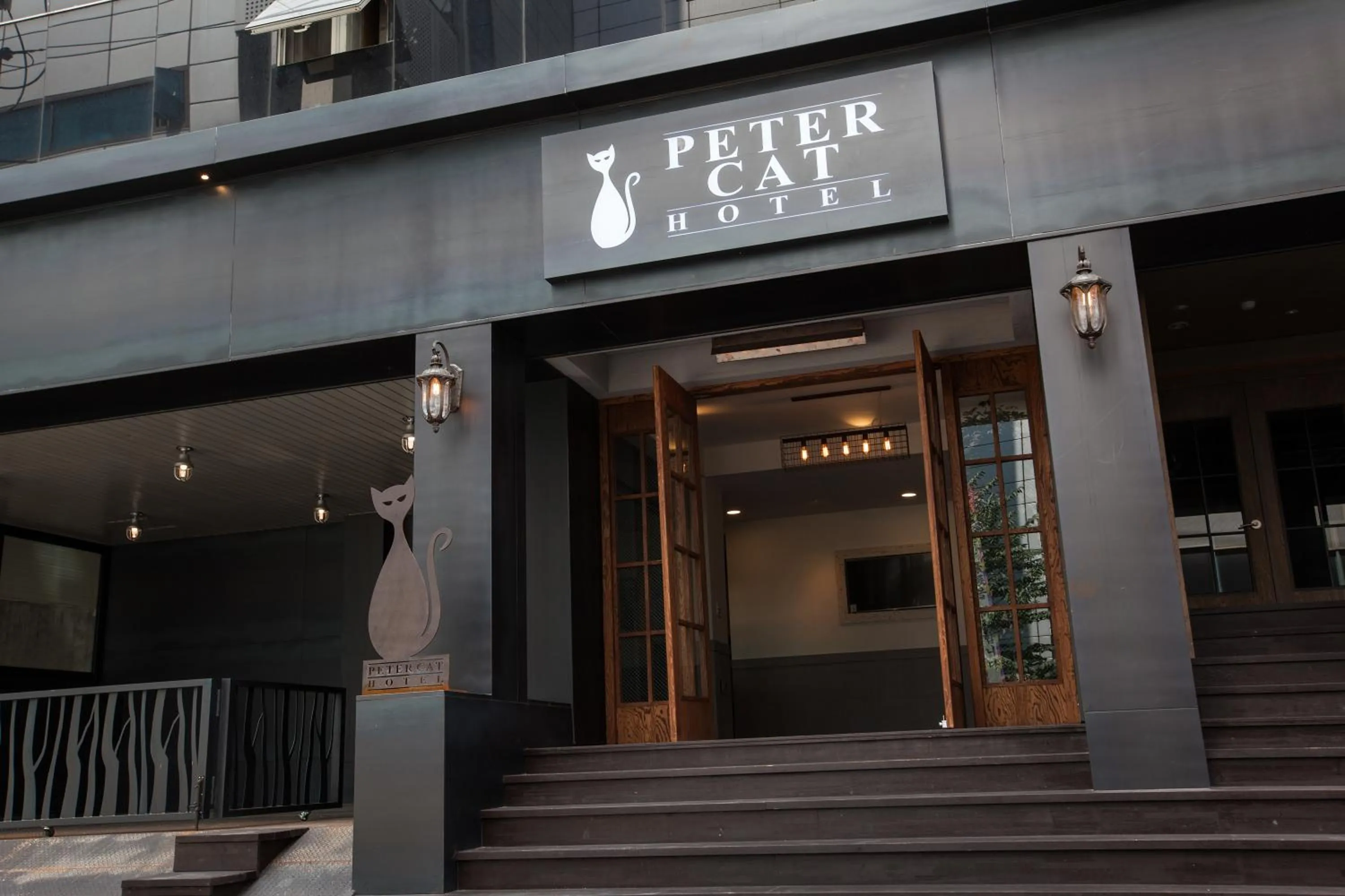 Facade/entrance in Petercat Hotel Shinchon