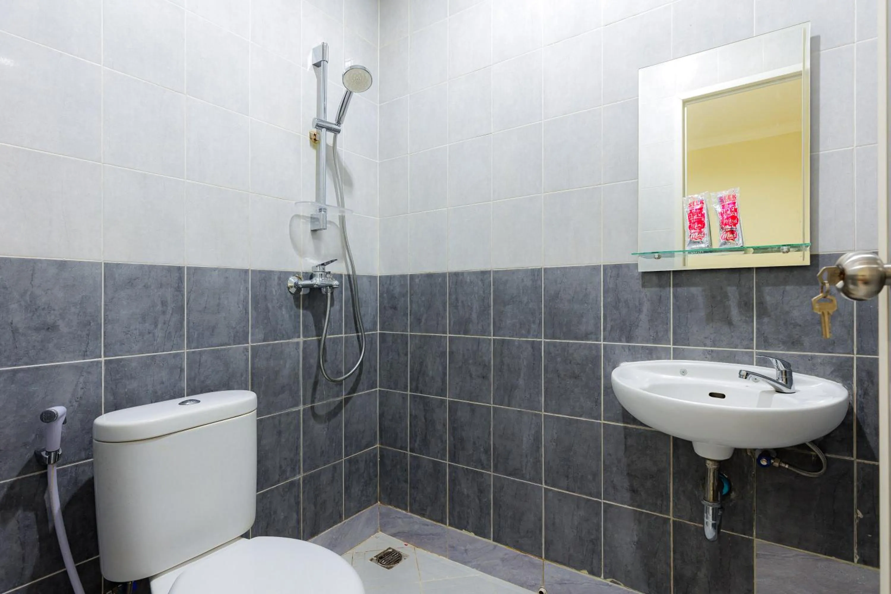 Bathroom in Urbanview Hotel Mitra near Grand Indonesia