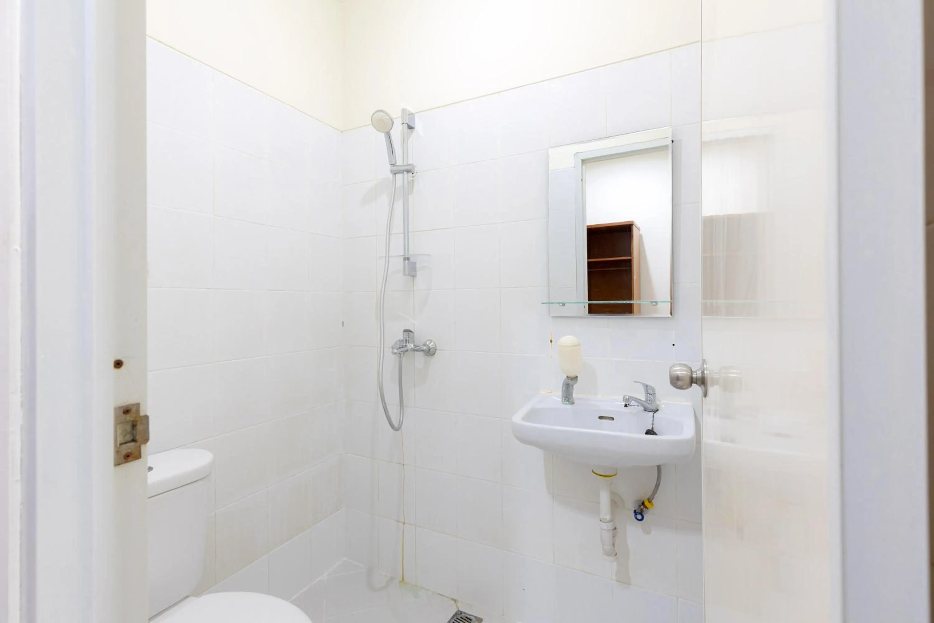 Bathroom in Urbanview Hotel Mitra near Grand Indonesia