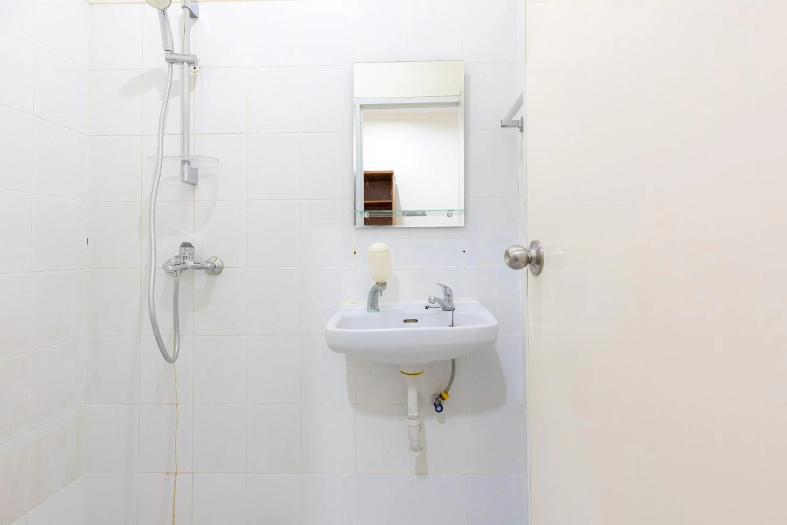 Bathroom in Urbanview Hotel Mitra near Grand Indonesia