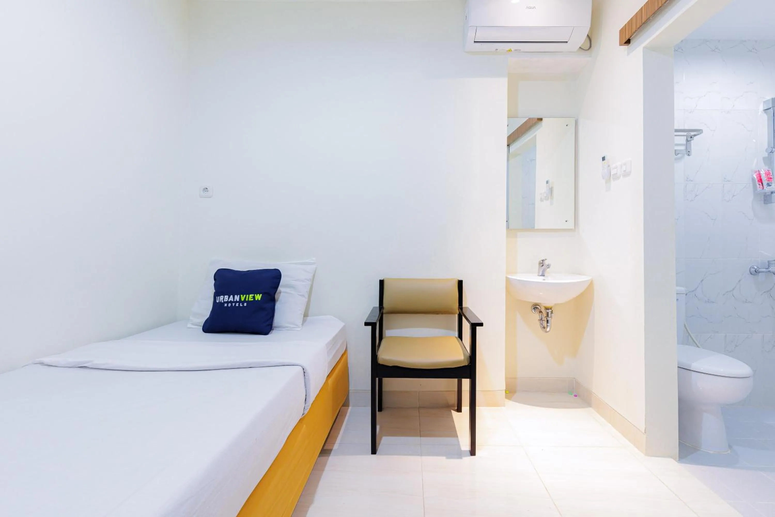Bedroom, Bed in Urbanview Hotel Mitra near Grand Indonesia