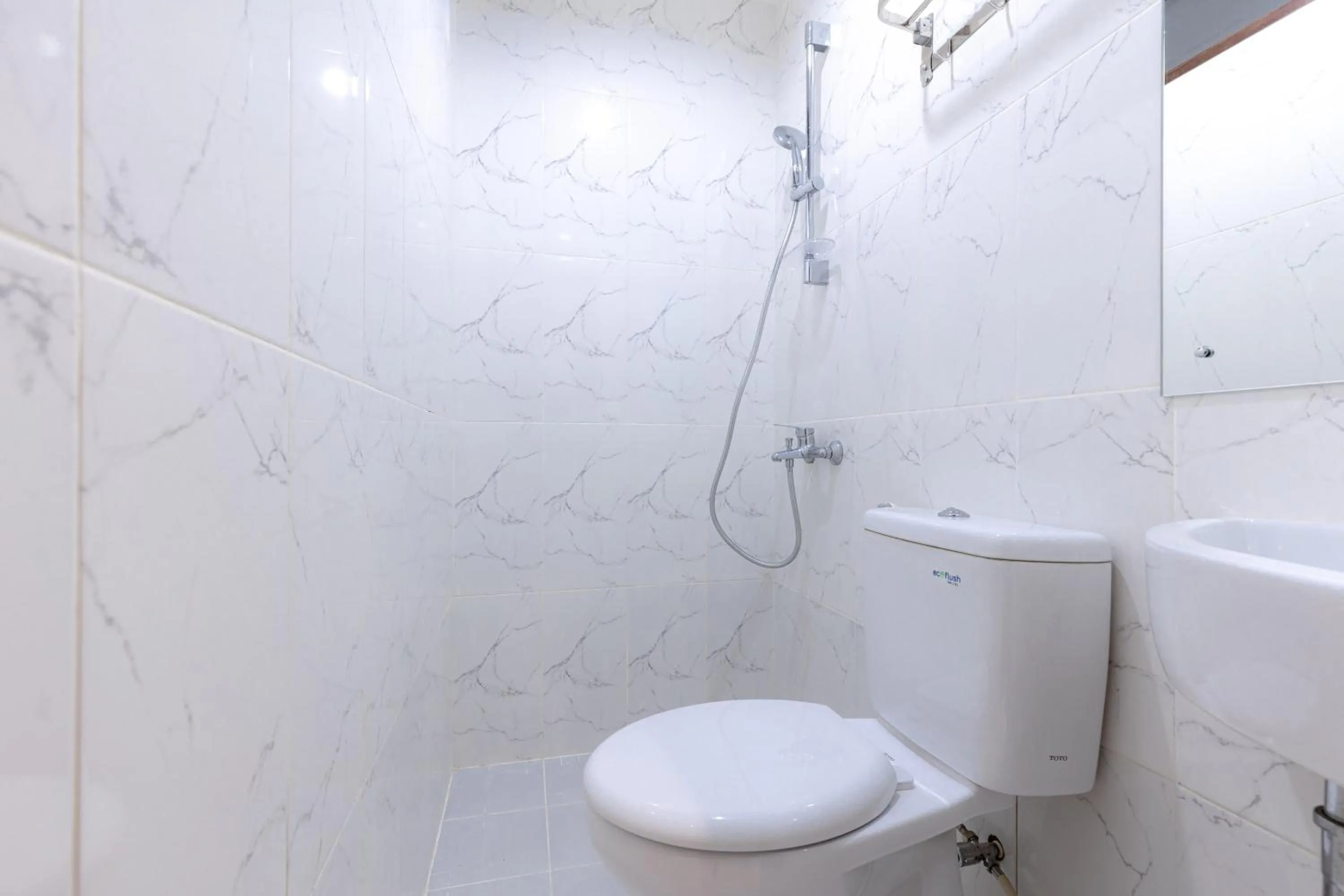 Bathroom in Urbanview Hotel Mitra near Grand Indonesia