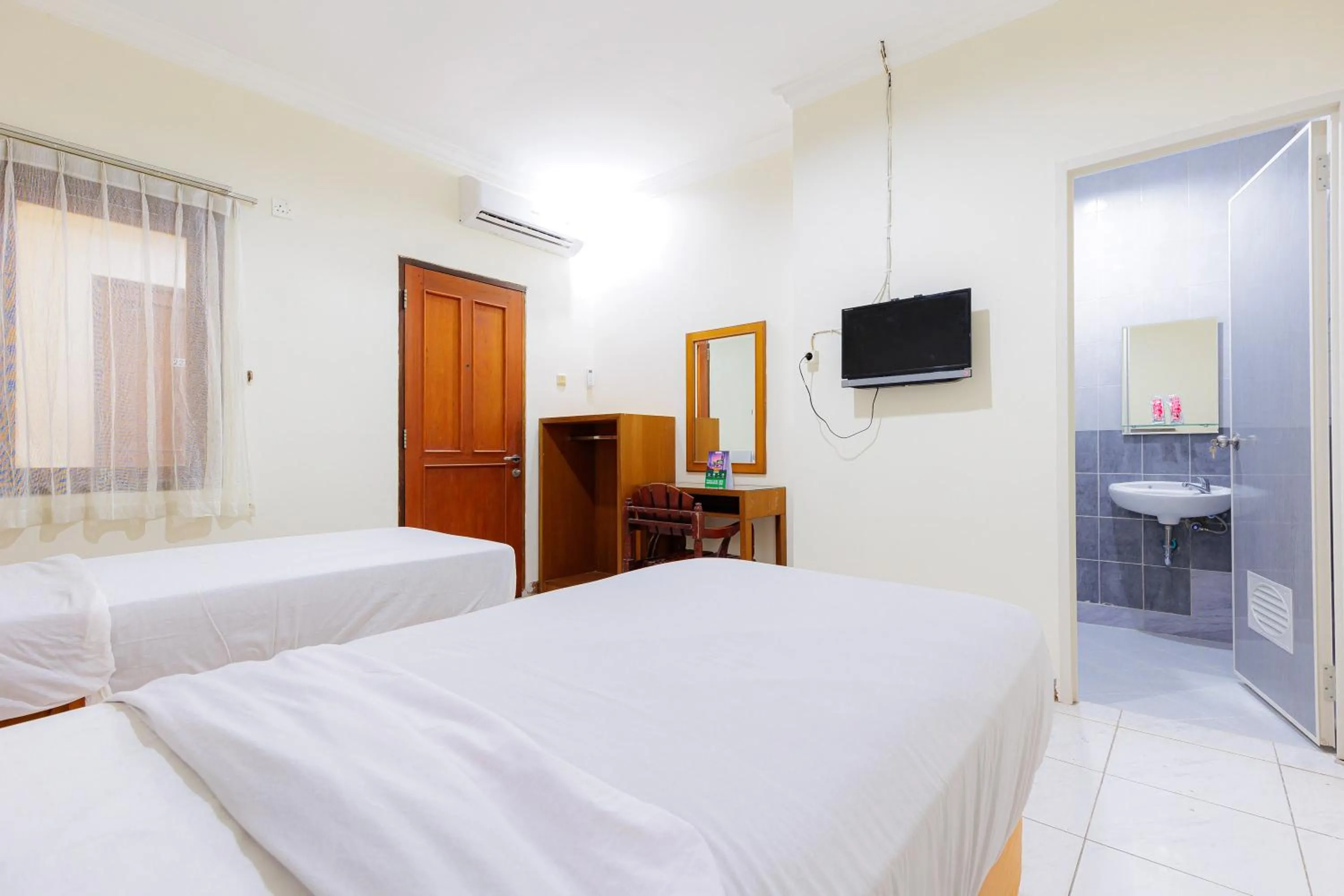 Bedroom, Bed in Urbanview Hotel Mitra near Grand Indonesia