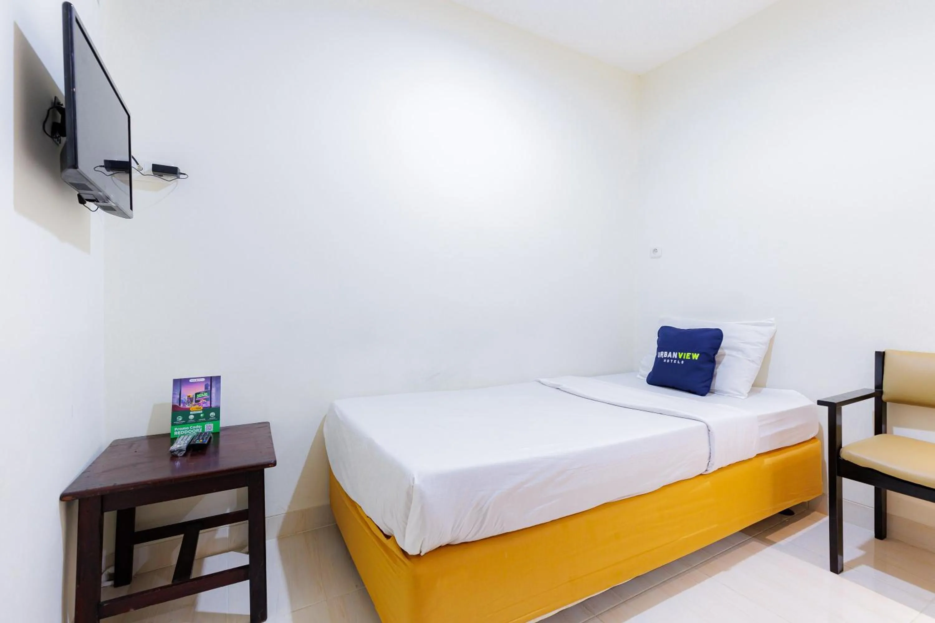 Bedroom, Bed in Urbanview Hotel Mitra near Grand Indonesia