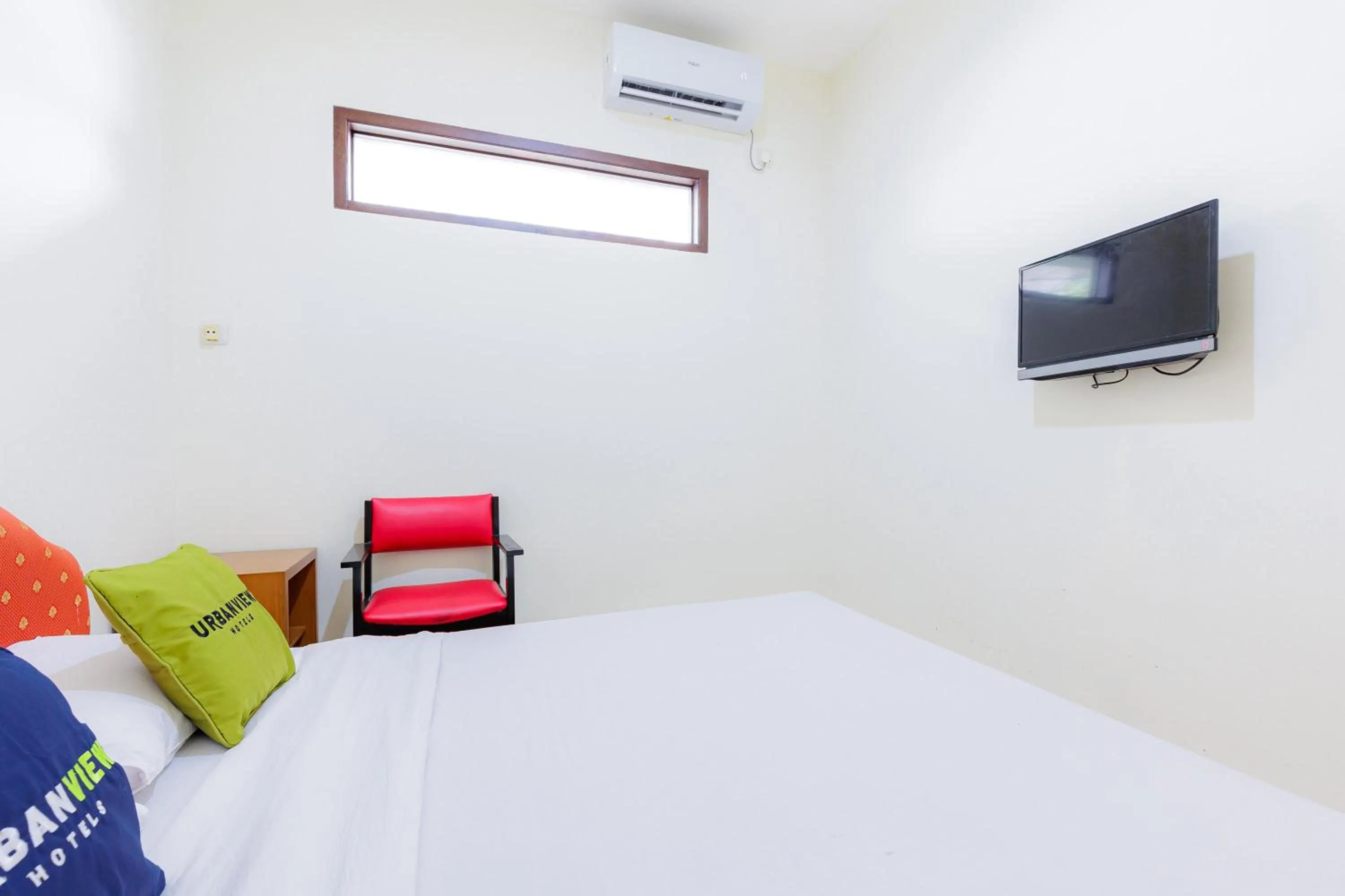 Bedroom, Bed in Urbanview Hotel Mitra near Grand Indonesia