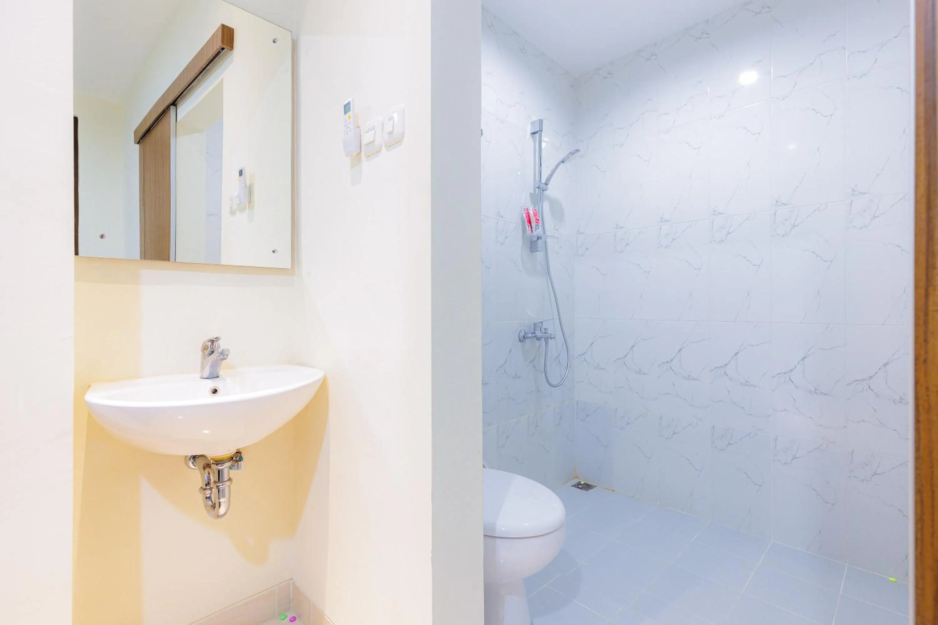 Bathroom in Urbanview Hotel Mitra near Grand Indonesia