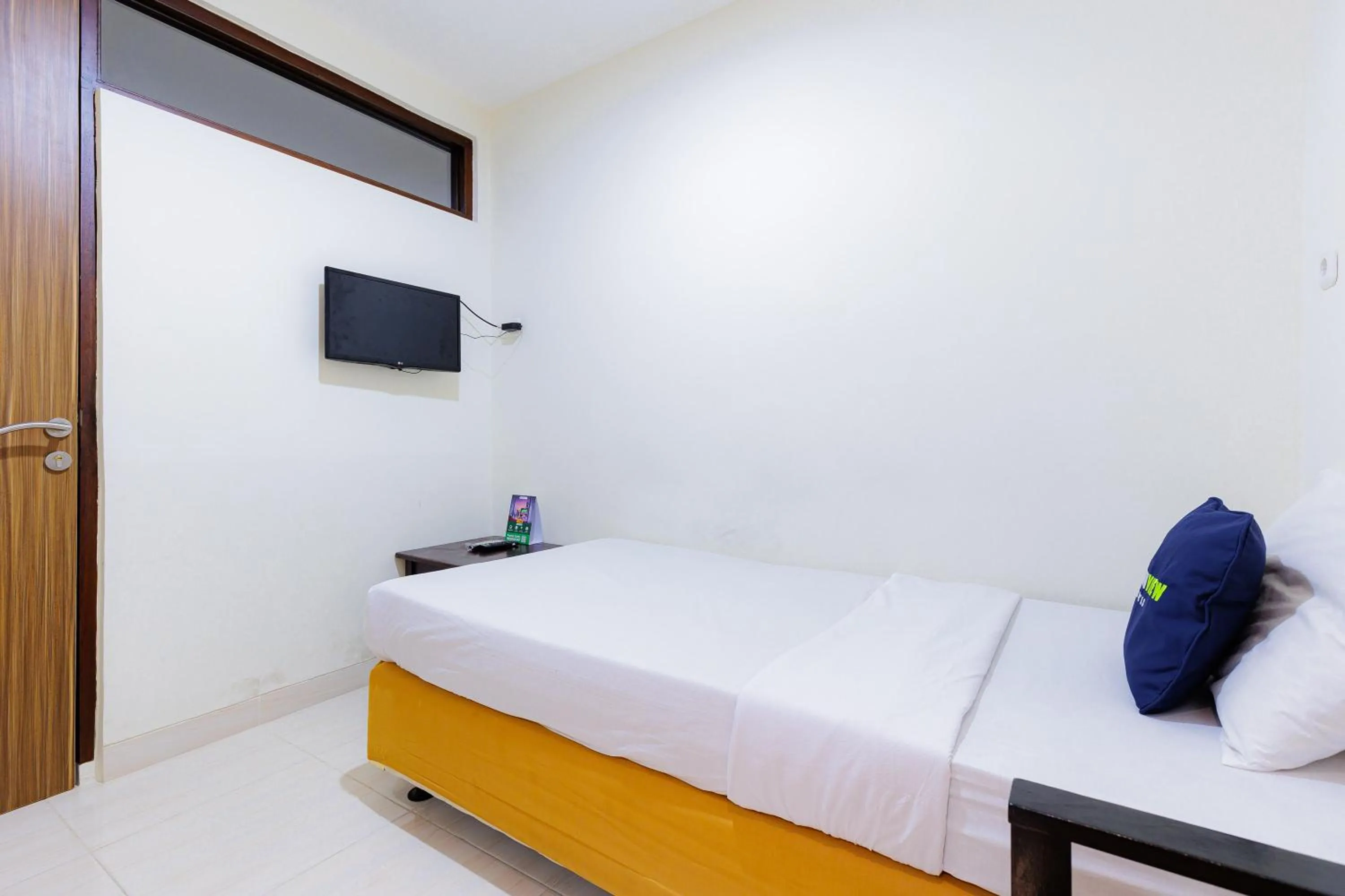 Bedroom, Bed in Urbanview Hotel Mitra near Grand Indonesia