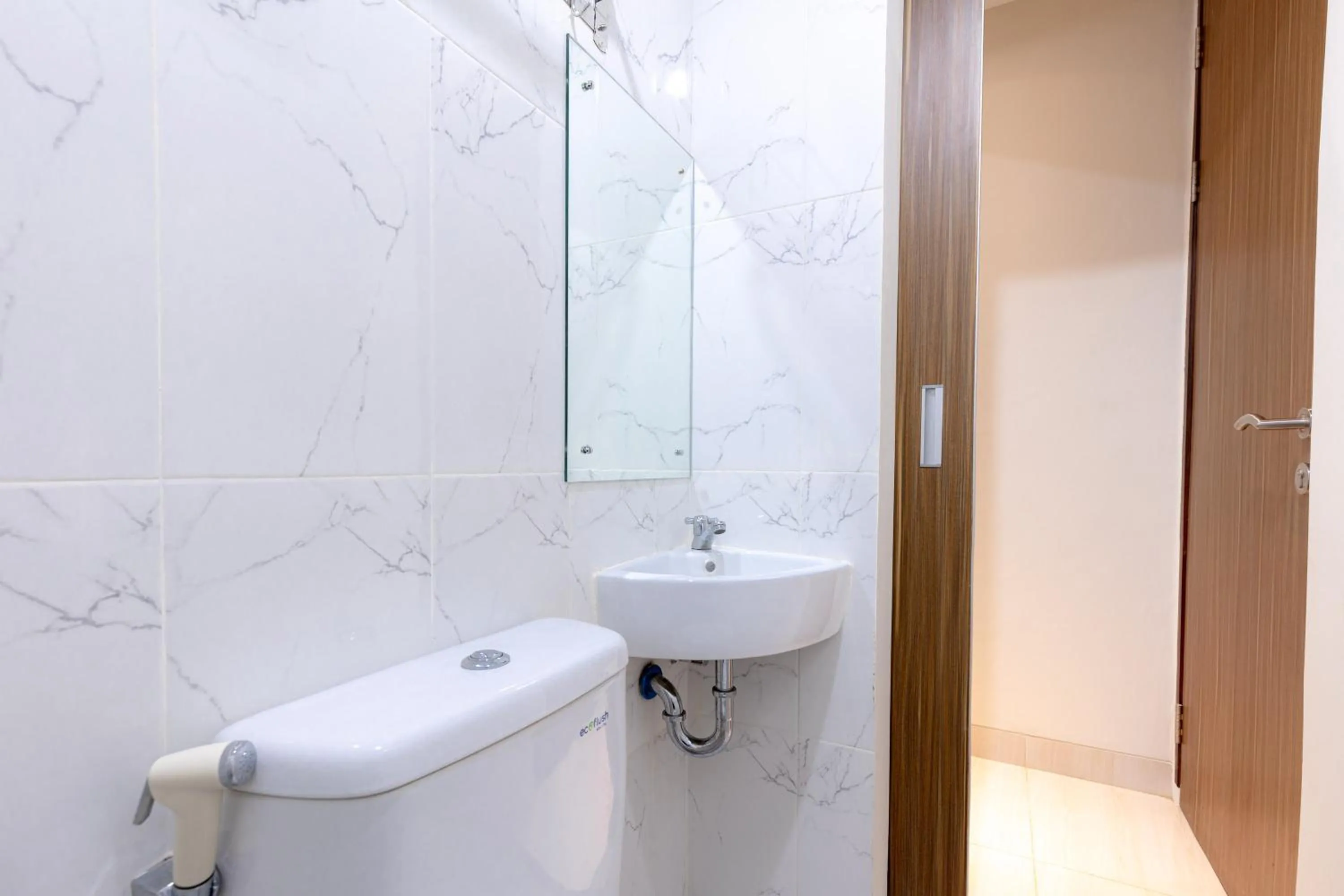 Bathroom in Urbanview Hotel Mitra near Grand Indonesia