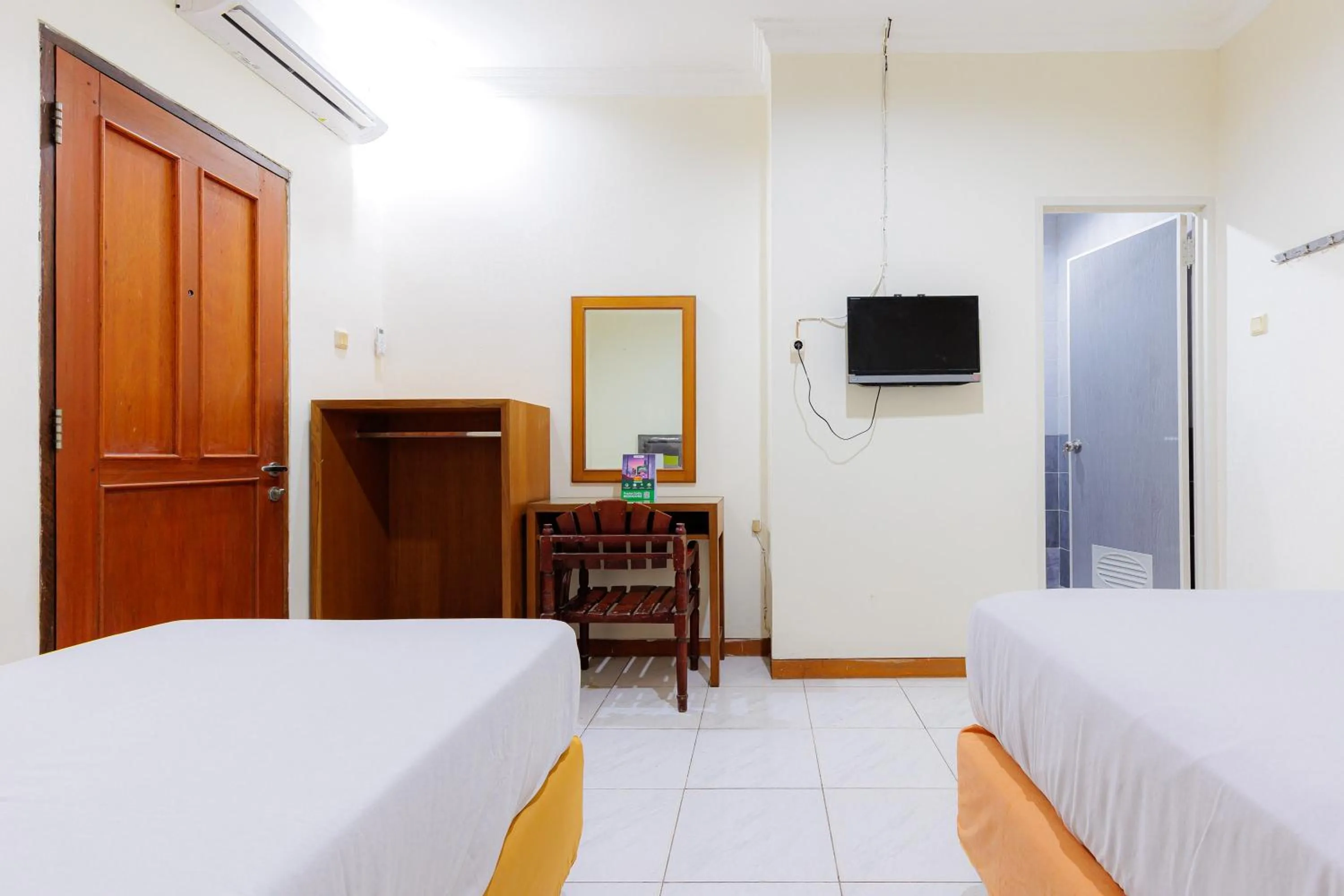Bedroom, Bed in Urbanview Hotel Mitra near Grand Indonesia