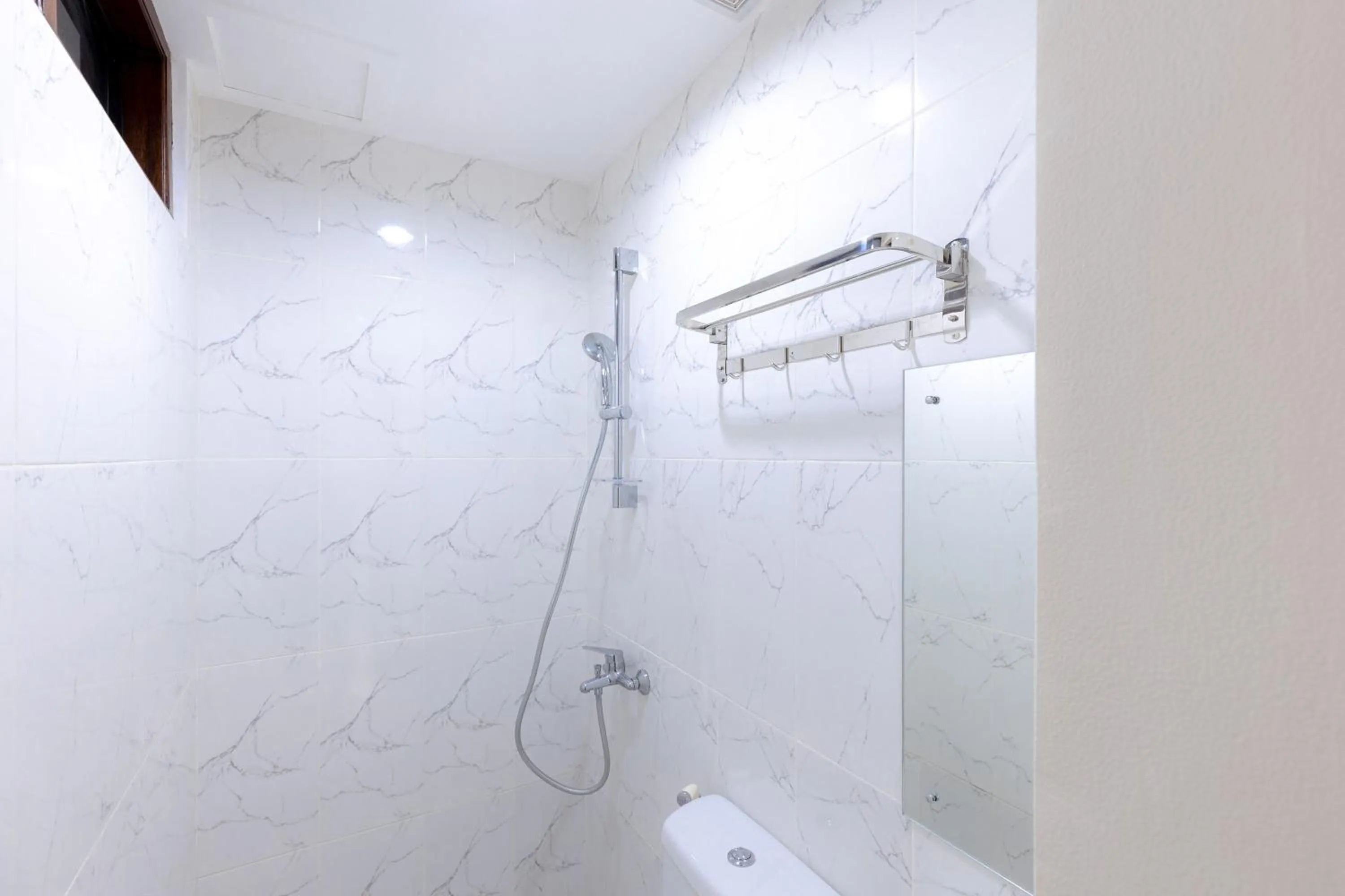 Bathroom in Urbanview Hotel Mitra near Grand Indonesia