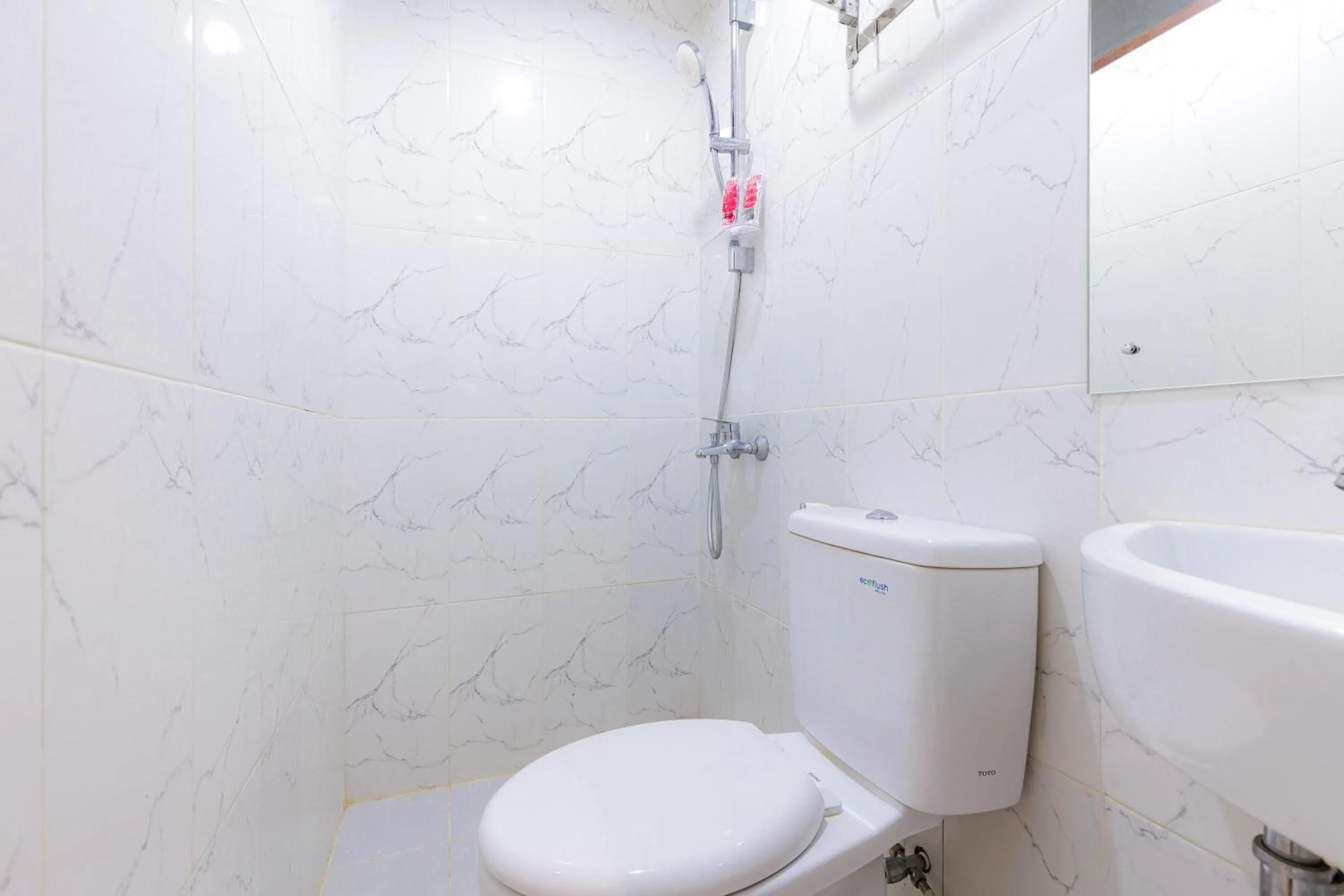 Bathroom in Urbanview Hotel Mitra near Grand Indonesia