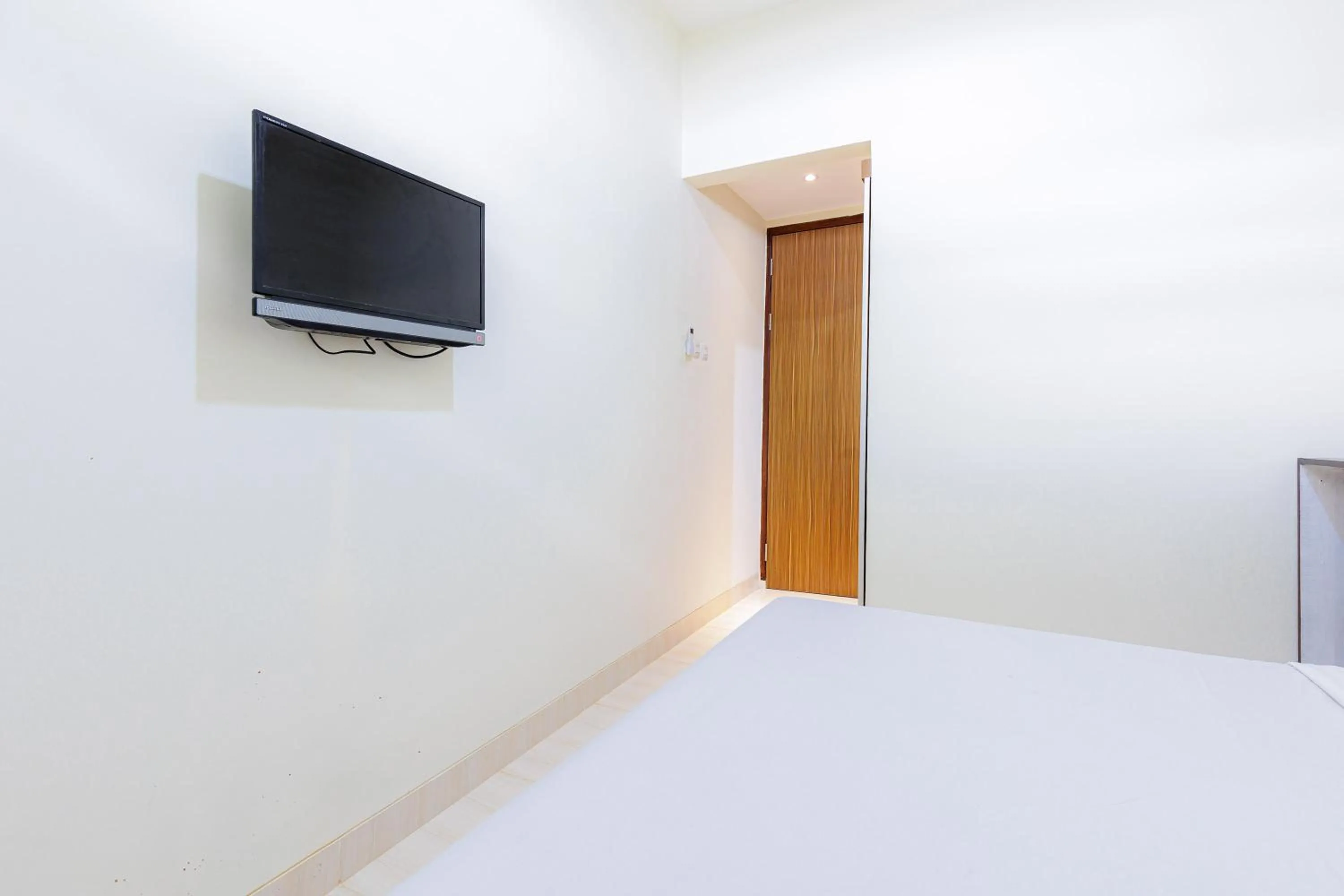 Bedroom, Bed in Urbanview Hotel Mitra near Grand Indonesia