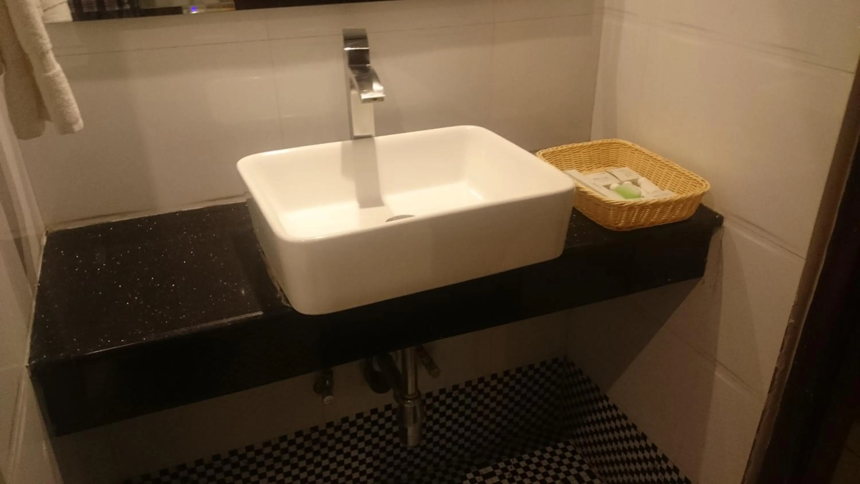 Bathroom in Gokulam Park Munnar