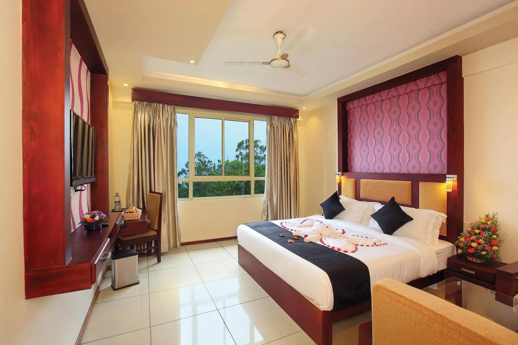 Photo of the whole room, Bed in Gokulam Park Munnar