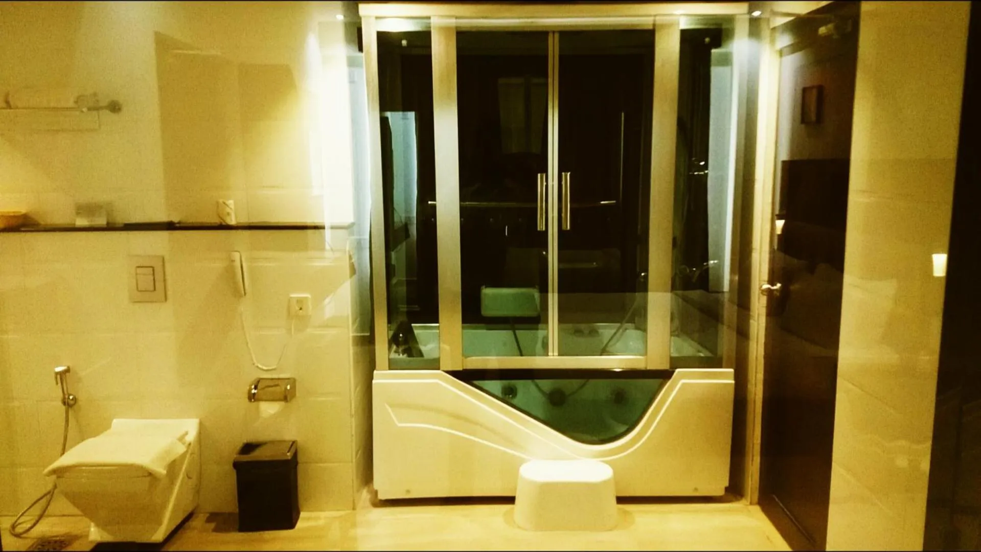 Bathroom in Gokulam Park Munnar