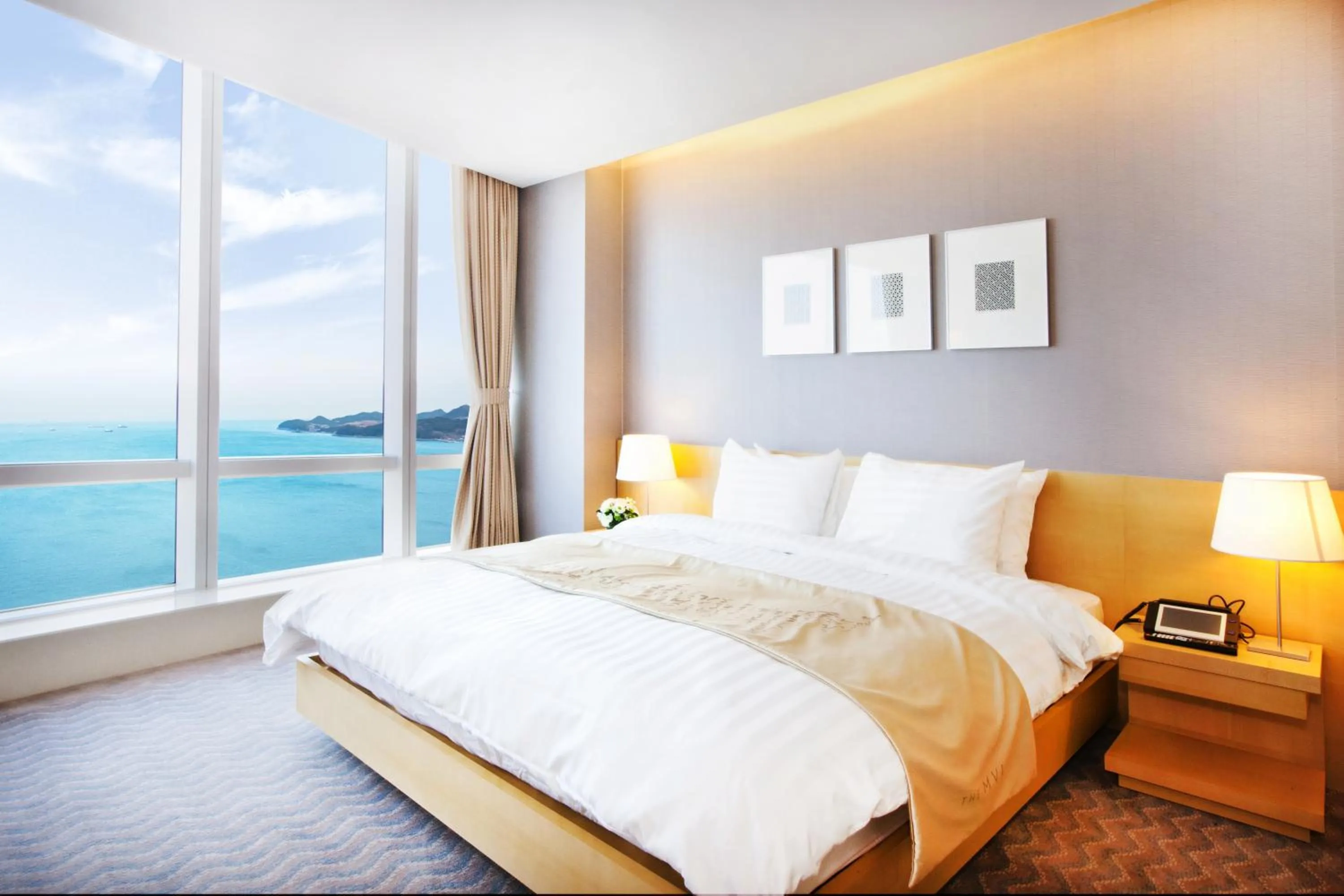 Photo of the whole room, Bed in Sono Calm Yeosu