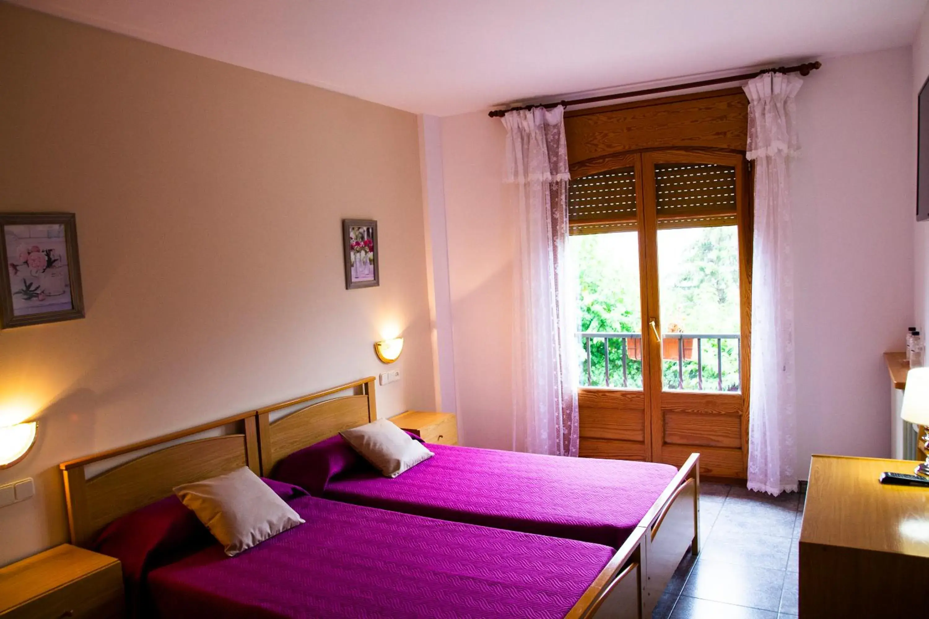 Twin Room with View in Hostal Montserrat Twin Room with View in Hostal Montserrat