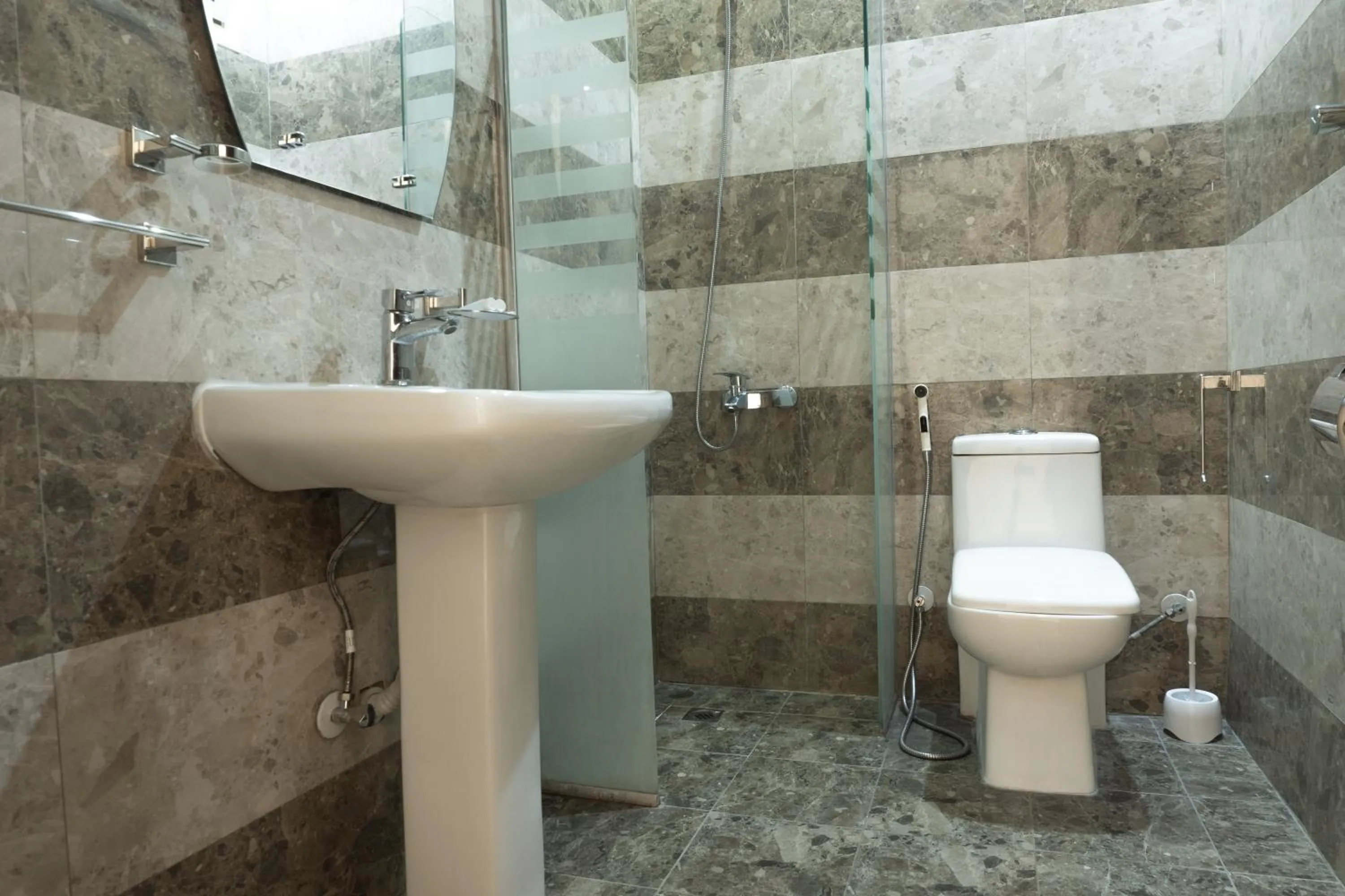 Shower in Dyar Sultana - 10 Mins Drive to Al Masjed Al Nabwi