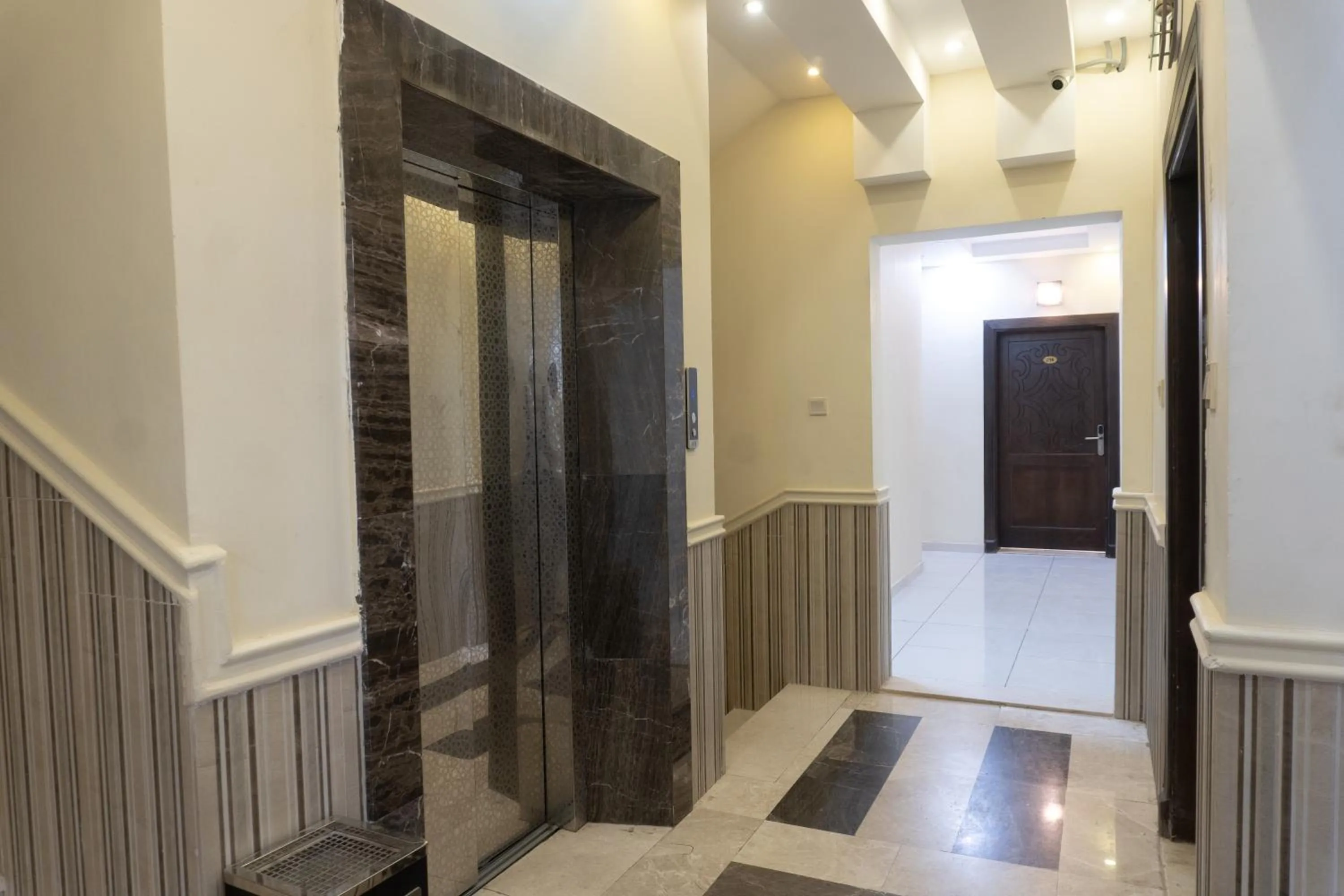 elevator in Dyar Sultana - 10 Mins Drive to Al Masjed Al Nabwi