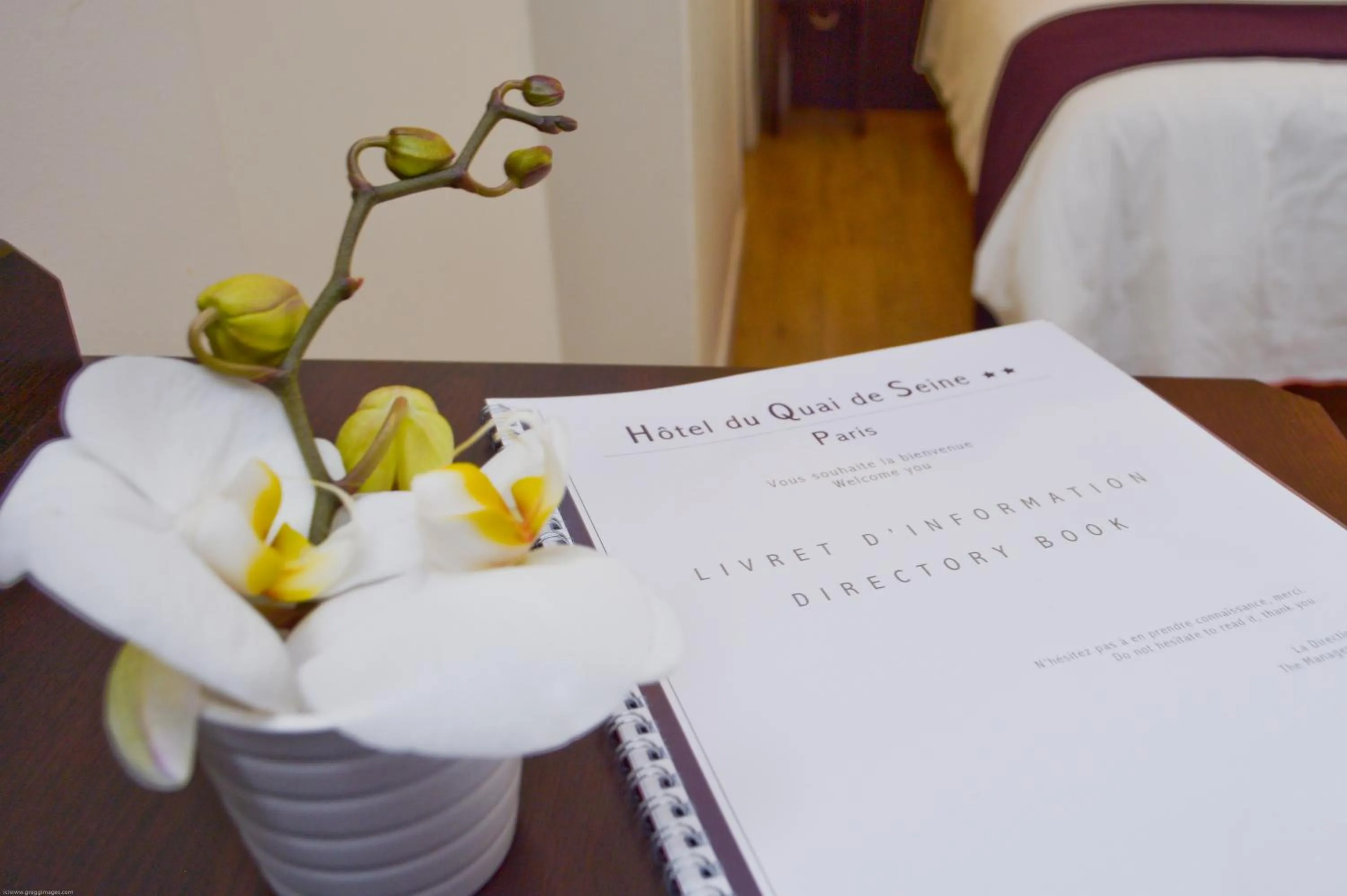 Text overlay, Bed in Hôtel du Quai de Seine