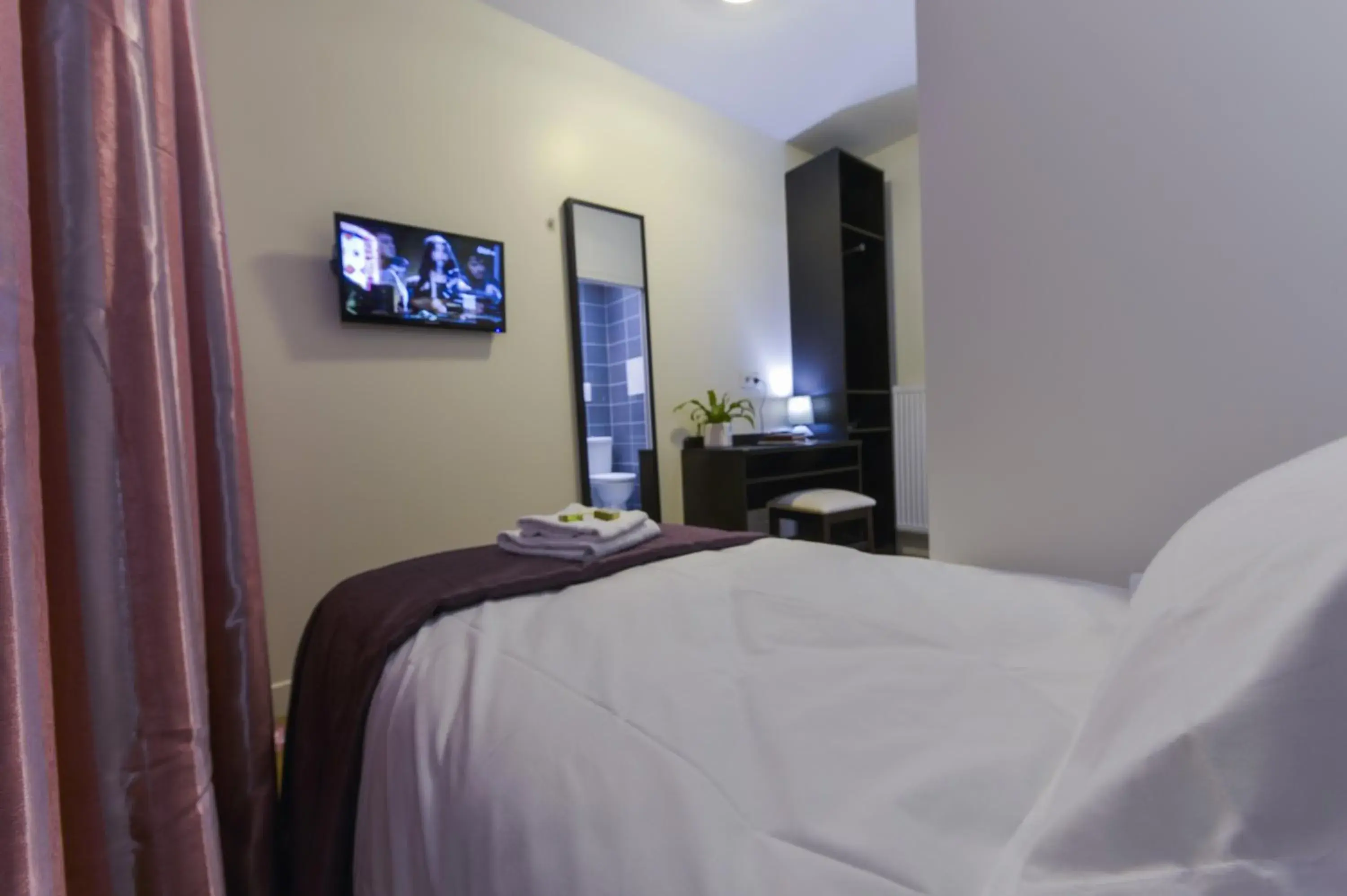 Bed in Hôtel du Quai de Seine Bed in Hôtel du Quai de Seine