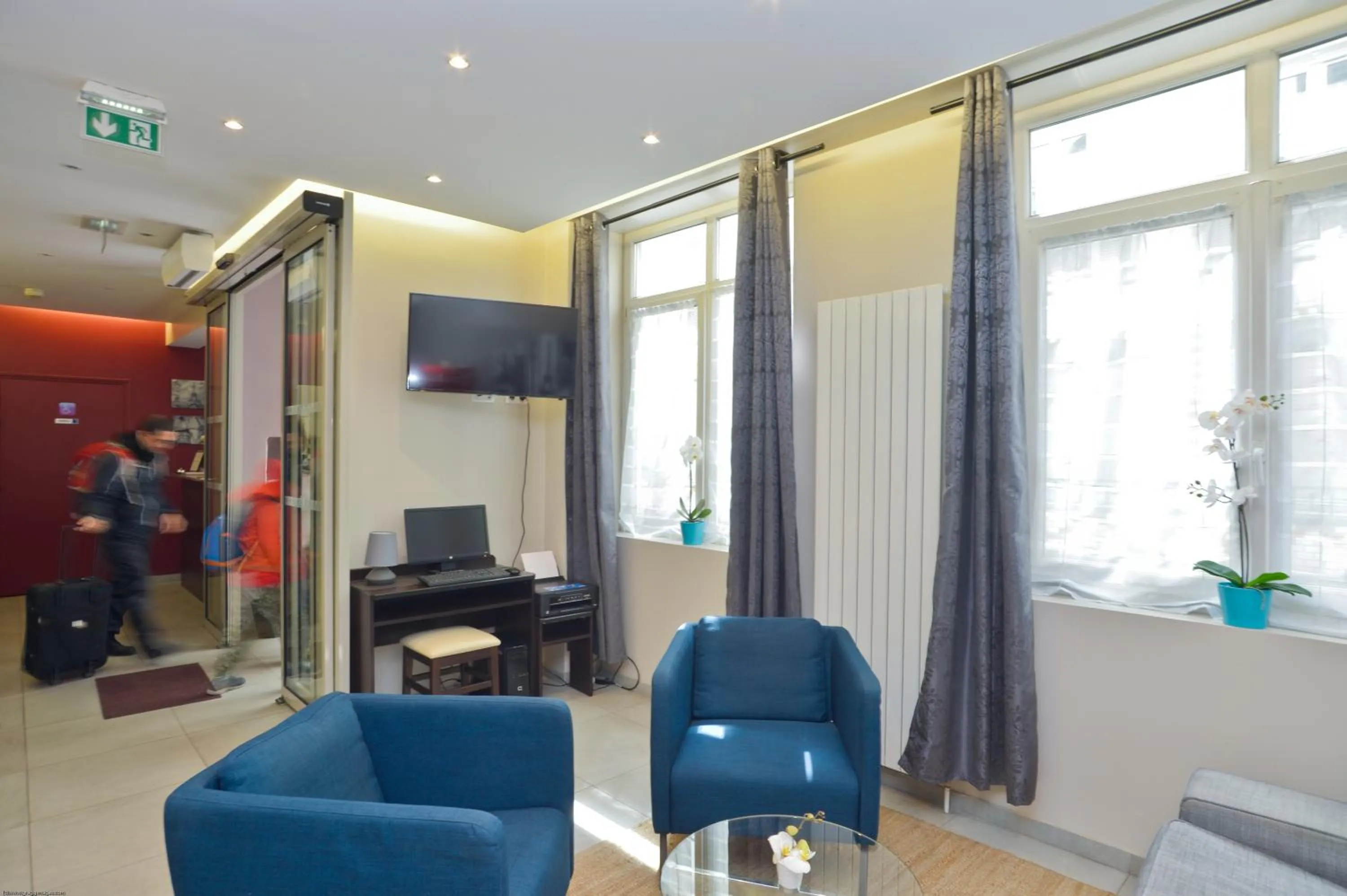 Communal lounge/ TV room in Hôtel du Quai de Seine