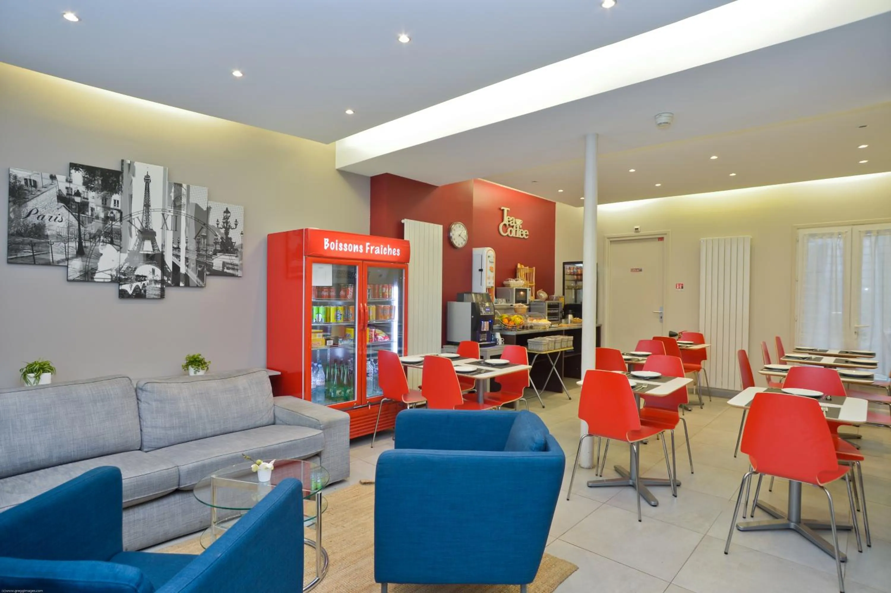 Communal lounge/ TV room in Hôtel du Quai de Seine