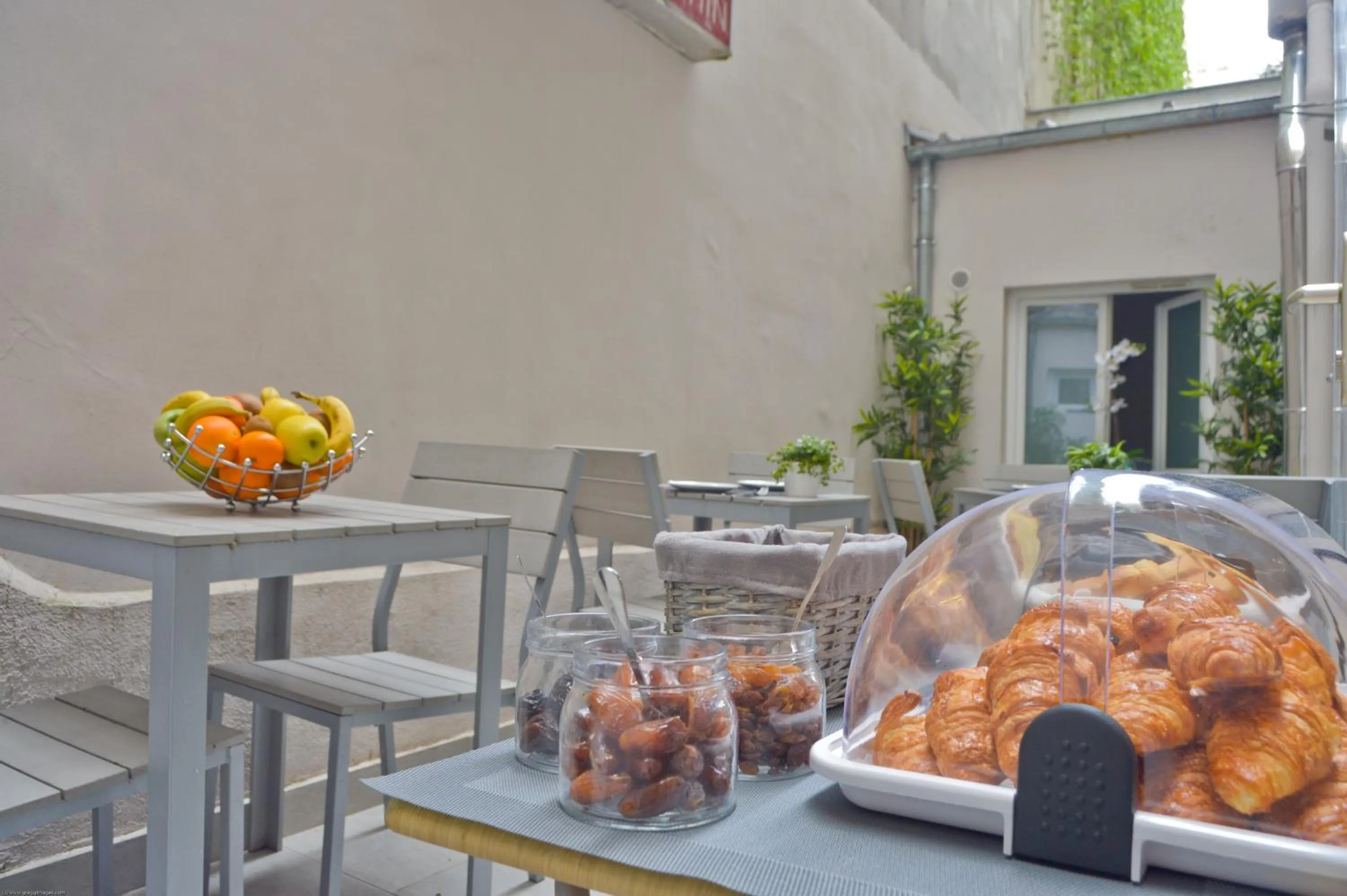 Patio in Hôtel du Quai de Seine