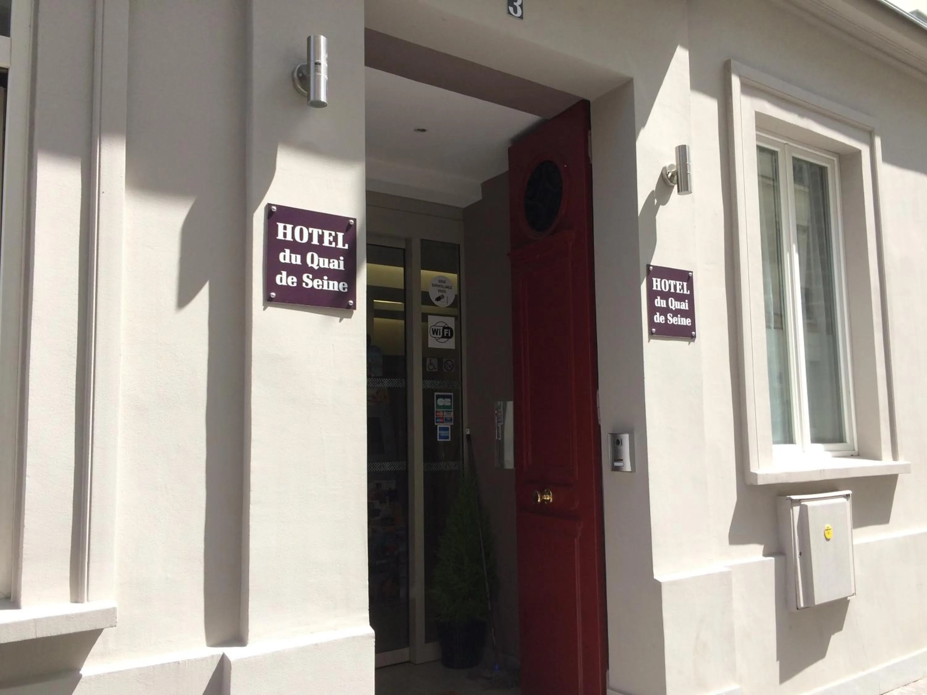 Facade/entrance in Hôtel du Quai de Seine