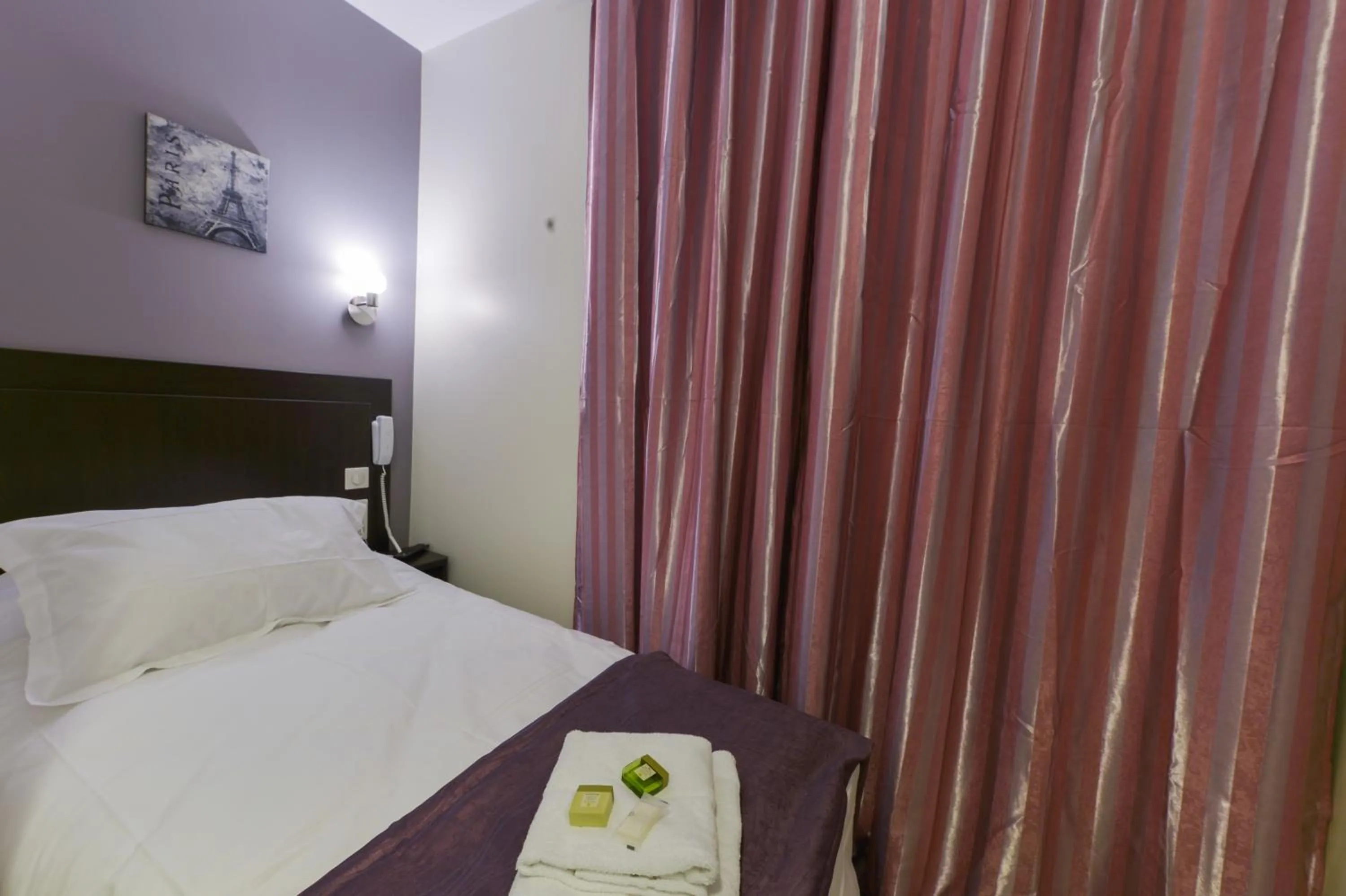 Bed in Hôtel du Quai de Seine