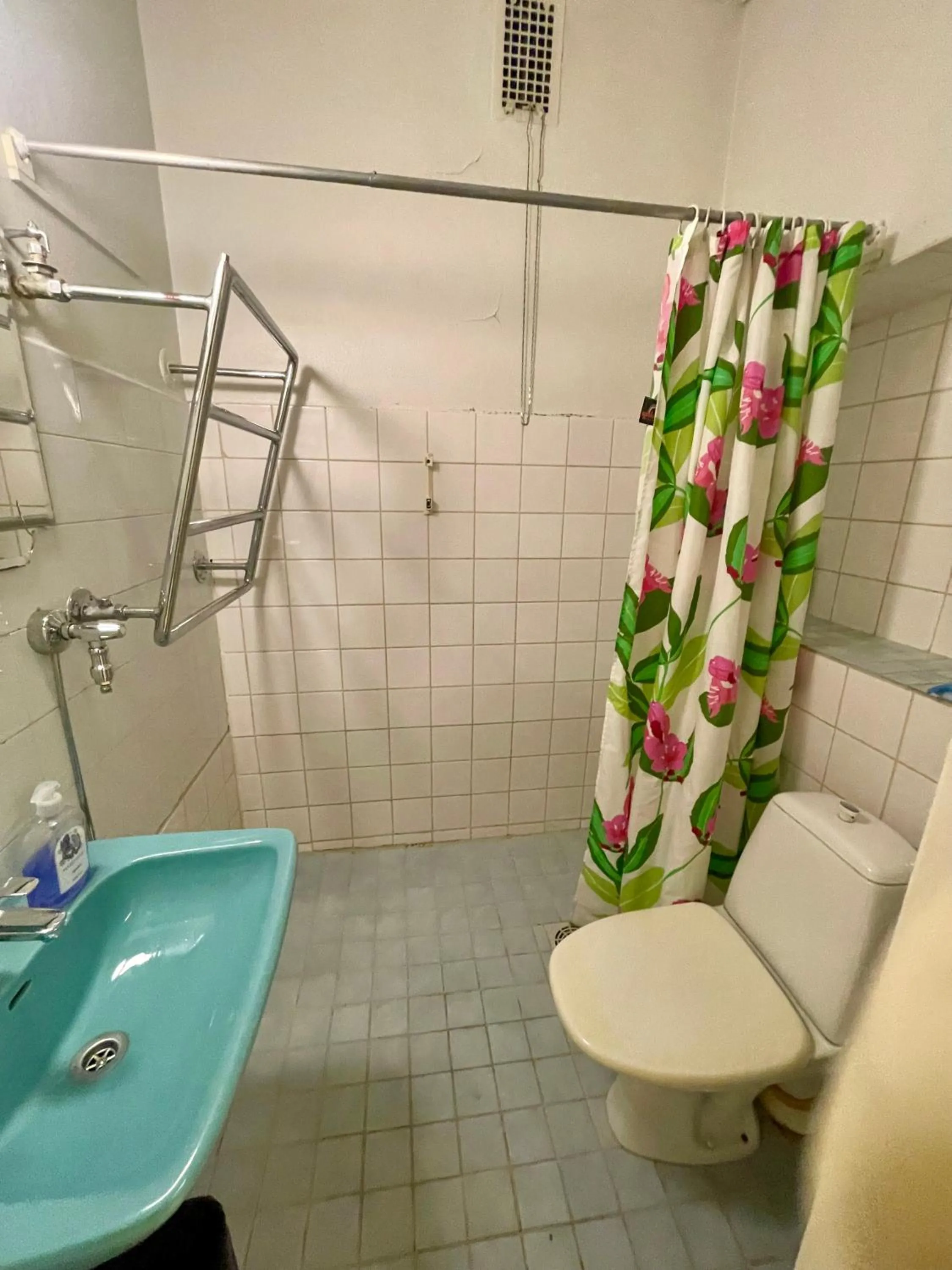 Shower in B&B Retro - Guesthouse Kupittaa