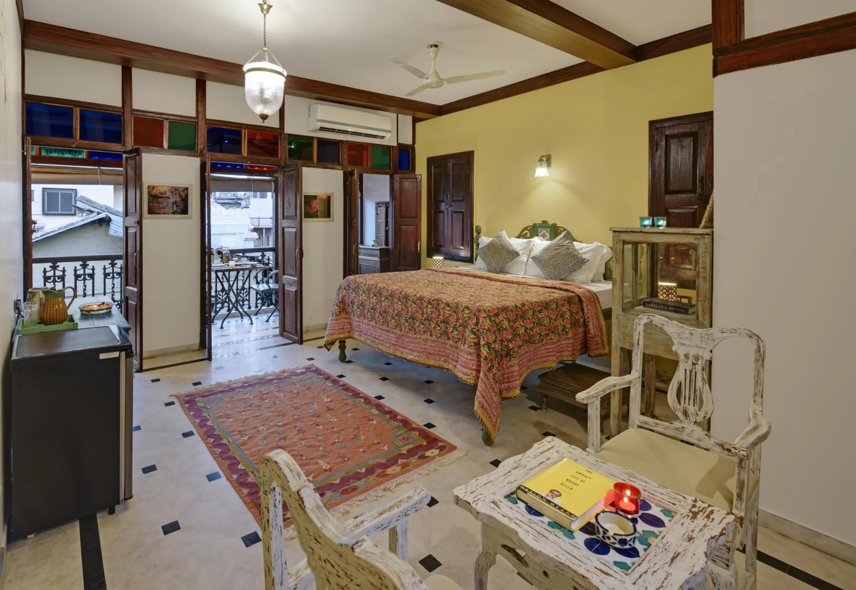 Bed in Dodhia Haveli